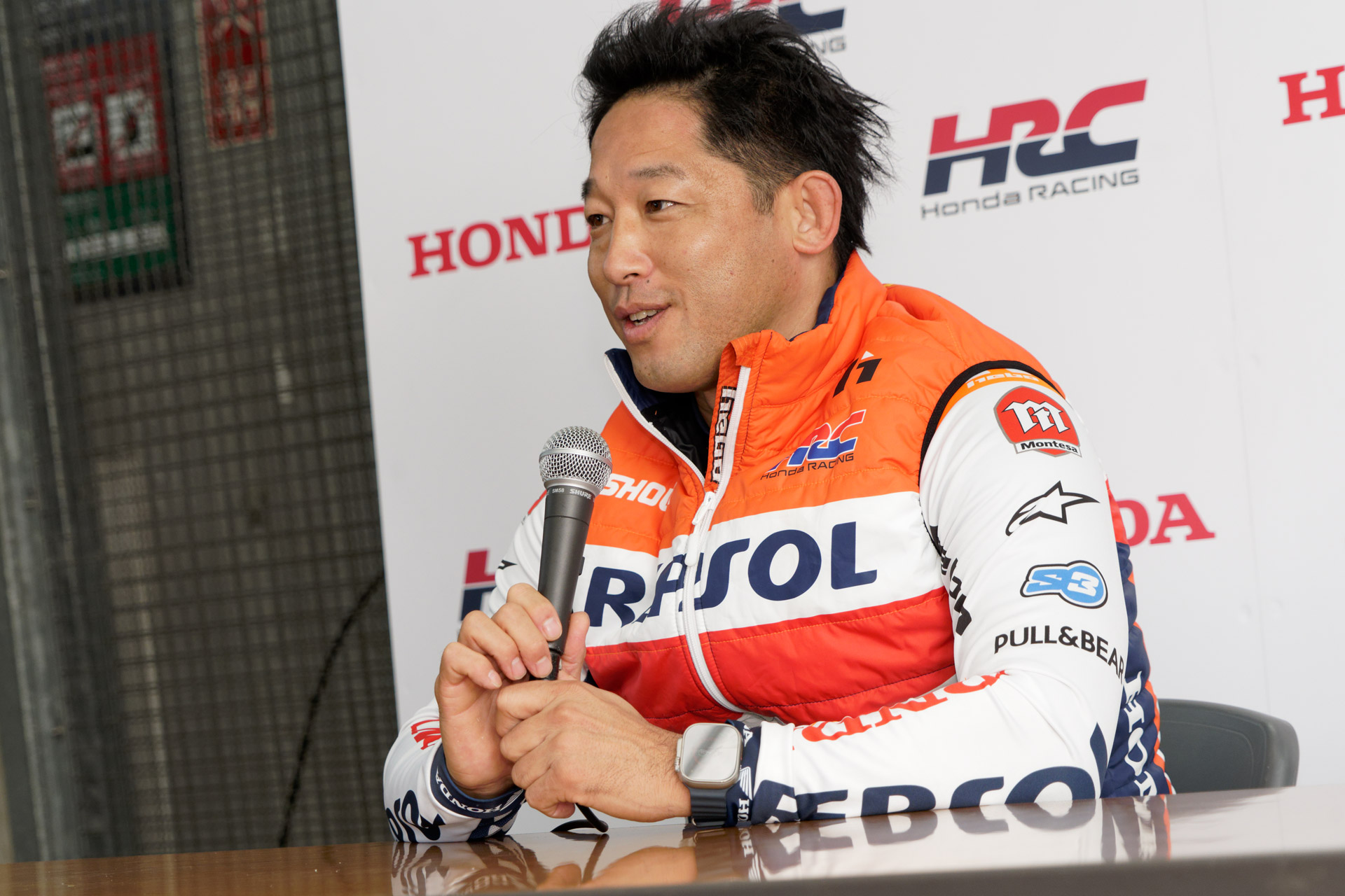 会見に臨む藤波貴久監督