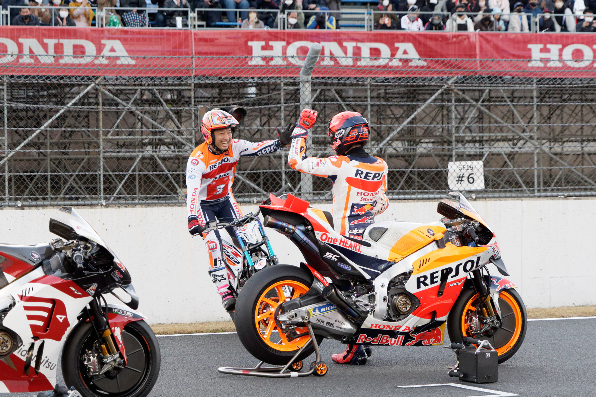 「Honda Racing THANKS DAY 2022」でマルク・マルケス選手とハイタッチする藤波氏