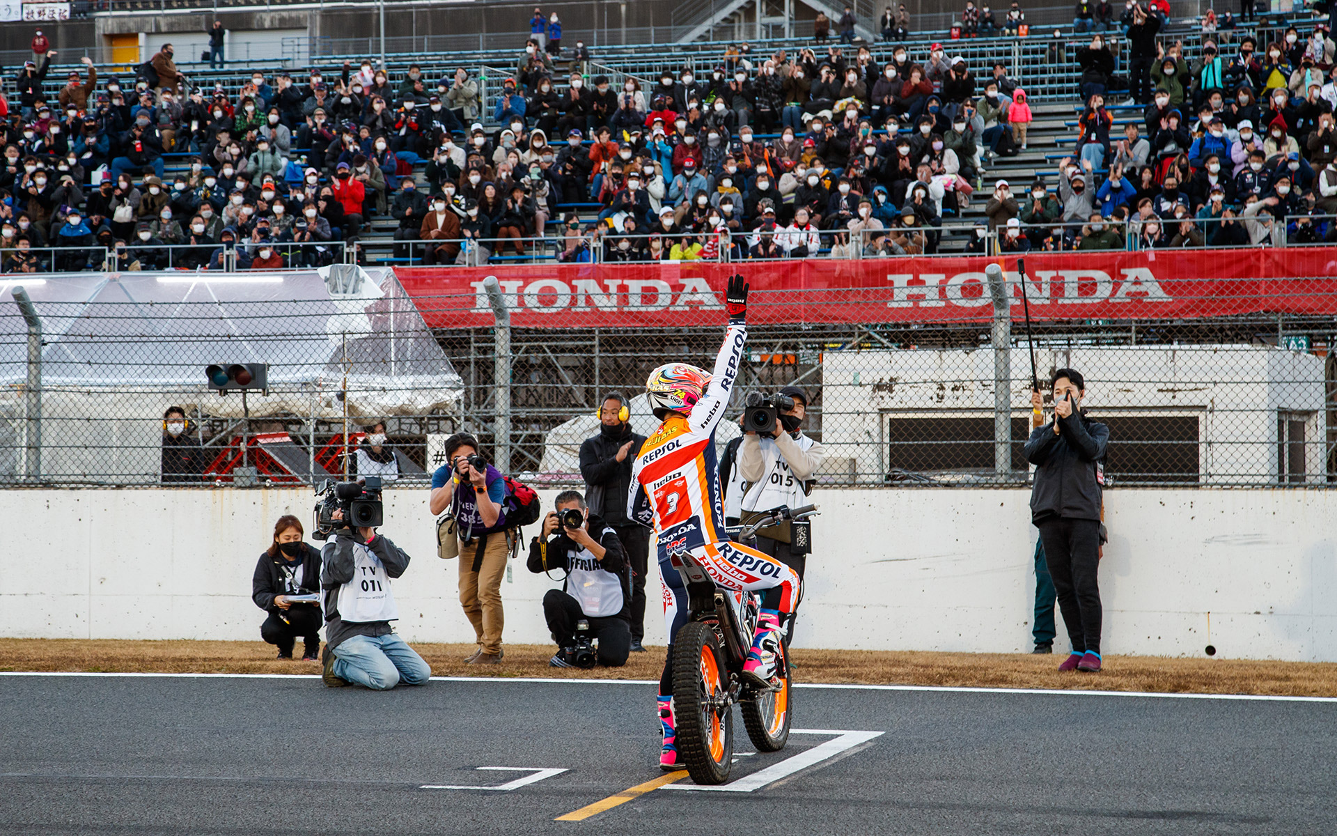 「Honda Racing THANKS DAY 2022」でファンに「選手」として最後のあいさつをし、声援に応える藤波氏