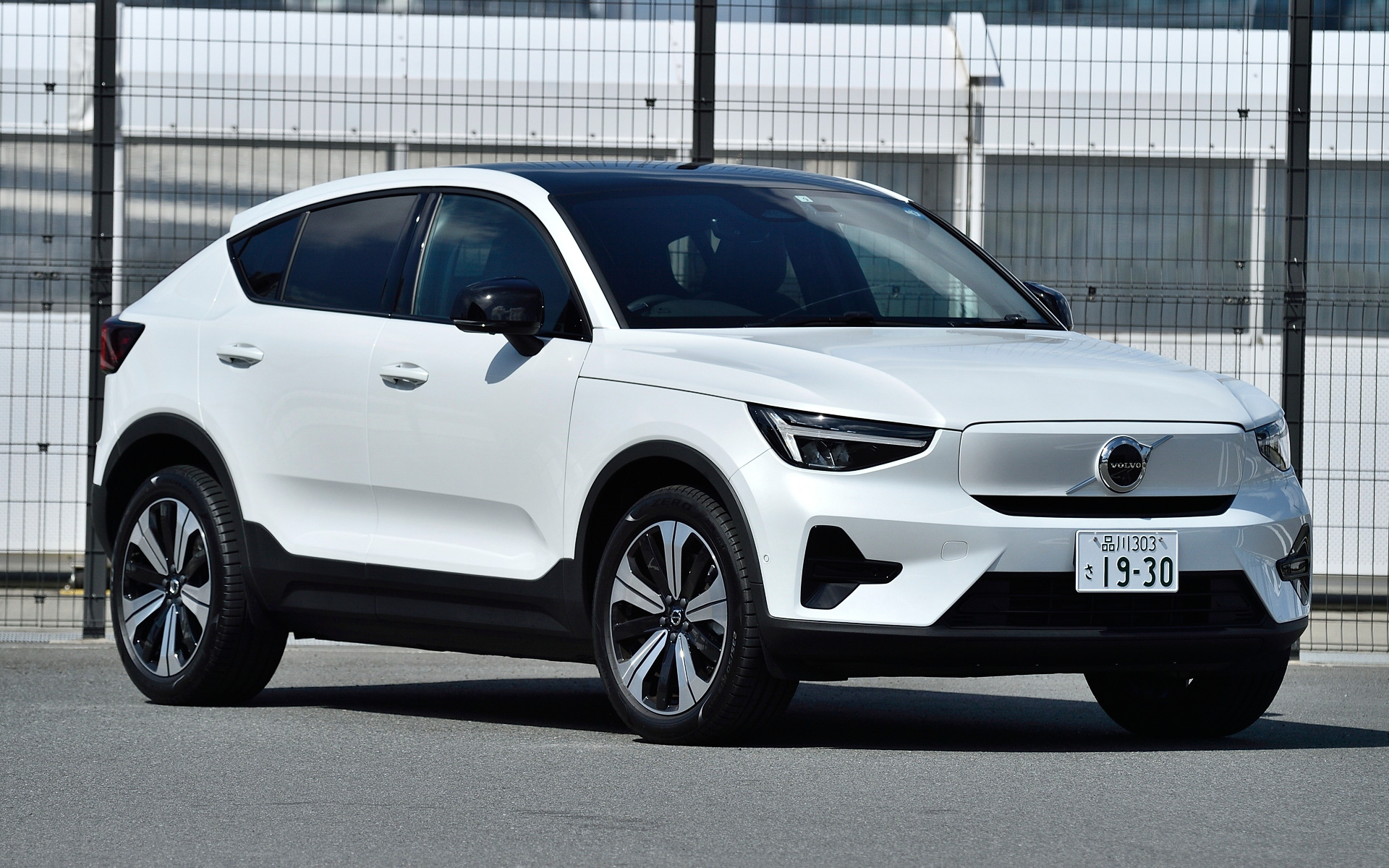 試乗車は4月に発売された前輪駆動のシングルモーターモデル「C40 Recharge Plus Single Motor」(659万円)。ボディサイズは4440×1875×1595mm(全長×全幅×全高)、ホイールベースは2700mm。モーターの最高出力は170kW(231PS)/4919-1万1000rpm、最大トルクは330Nm(33.6kgfm)/0-4419rpm。一充電あたりの走行可能距離は502km。なお、C40 Rechargeでは全車のルーフピラーおよびルーフスポイラーがボディ同色にされる