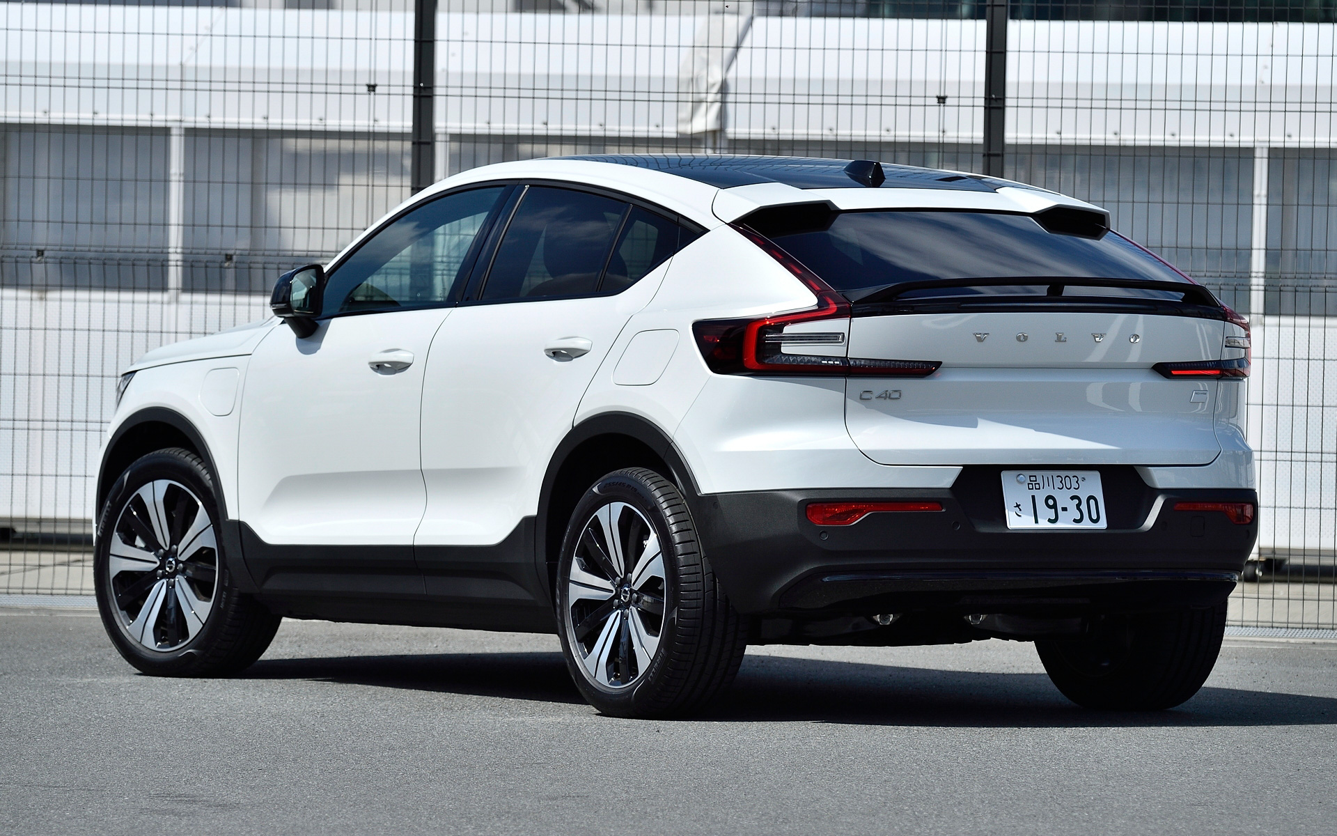 試乗車は4月に発売された前輪駆動のシングルモーターモデル「C40 Recharge Plus Single Motor」(659万円)。ボディサイズは4440×1875×1595mm(全長×全幅×全高)、ホイールベースは2700mm。モーターの最高出力は170kW(231PS)/4919-1万1000rpm、最大トルクは330Nm(33.6kgfm)/0-4419rpm。一充電あたりの走行可能距離は502km。なお、C40 Rechargeでは全車のルーフピラーおよびルーフスポイラーがボディ同色にされる