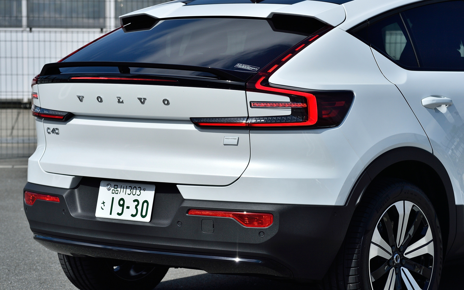 試乗車は4月に発売された前輪駆動のシングルモーターモデル「C40 Recharge Plus Single Motor」（659万円）。ボディサイズは4440×1875×1595mm（全長×全幅×全高）、ホイールベースは2700mm。モーターの最高出力は170kW（231PS）/4919-1万1000rpm、最大トルクは330Nm（33.6kgfm）/0-4419rpm。一充電あたりの走行可能距離は502km。なお、C40 Rechargeでは全車のルーフピラーおよびルーフスポイラーがボディ同色にされる