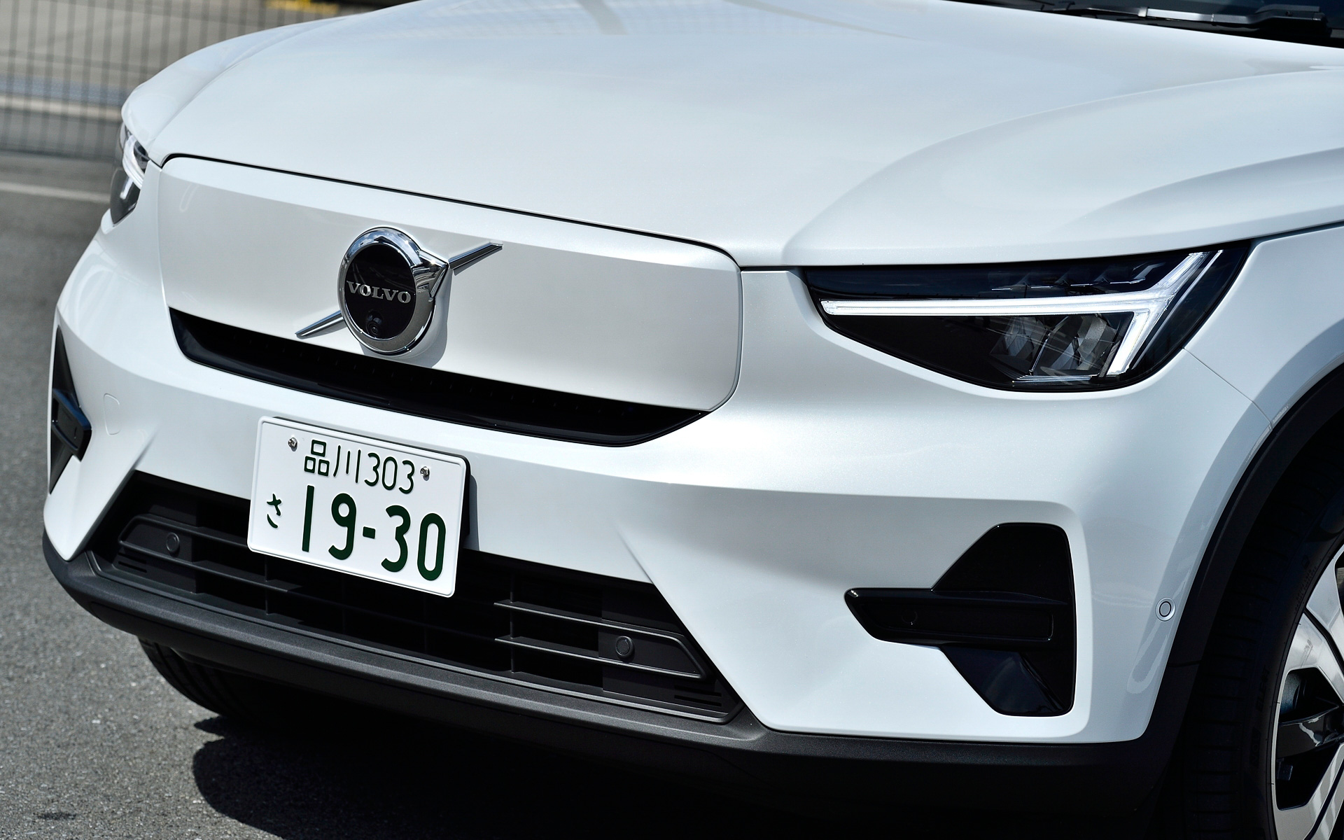 試乗車は4月に発売された前輪駆動のシングルモーターモデル「C40 Recharge Plus Single Motor」(659万円)。ボディサイズは4440×1875×1595mm(全長×全幅×全高)、ホイールベースは2700mm。モーターの最高出力は170kW(231PS)/4919-1万1000rpm、最大トルクは330Nm(33.6kgfm)/0-4419rpm。一充電あたりの走行可能距離は502km。なお、C40 Rechargeでは全車のルーフピラーおよびルーフスポイラーがボディ同色にされる