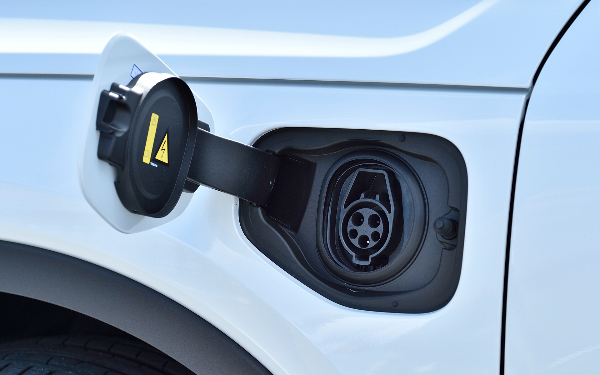 試乗車は4月に発売された前輪駆動のシングルモーターモデル「C40 Recharge Plus Single Motor」(659万円)。ボディサイズは4440×1875×1595mm(全長×全幅×全高)、ホイールベースは2700mm。モーターの最高出力は170kW(231PS)/4919-1万1000rpm、最大トルクは330Nm(33.6kgfm)/0-4419rpm。一充電あたりの走行可能距離は502km。なお、C40 Rechargeでは全車のルーフピラーおよびルーフスポイラーがボディ同色にされる