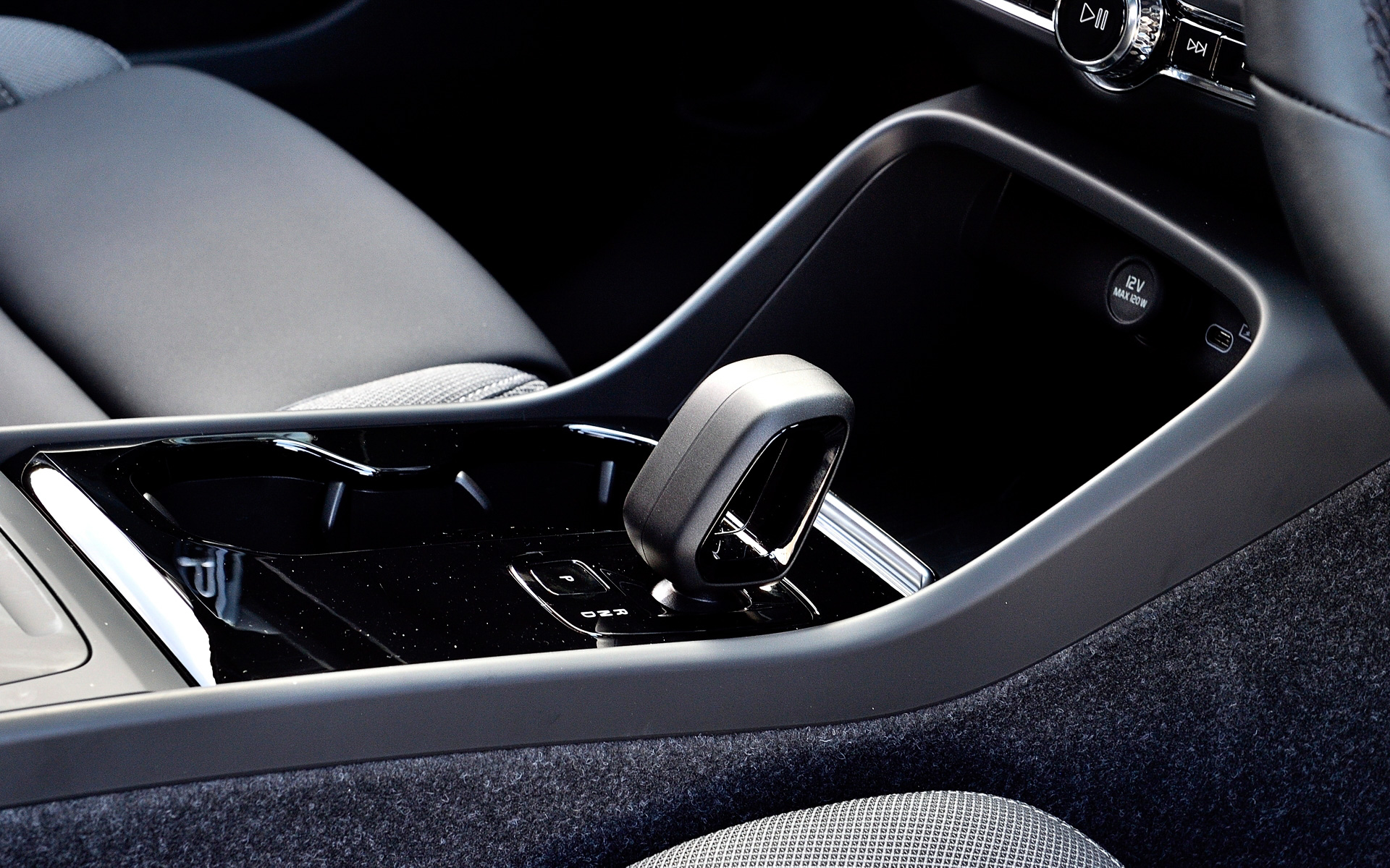 ボルボとして初めて完全なレザー（本革）フリーインテリアを実現。ボルボはC40 Rechargeを皮切りに今後すべてのBEVがレザーフリーになることをアナウンスしている。C40 RechargeにはGoogleと共同開発したAndroid OSをベースにした、新しいインフォテイメント・システムを搭載したデジタル・サービスを導入する。このデジタル・サービスにはGoogleのアプリとサービス、Volvo Cars app（テレマティクス・サービス/ボルボ・カーズ・アプリ）、ワイヤレス・スマートフォン・チャージへのアクセス、サービスを実行するために必要なすべてのデータ通信が含まれている