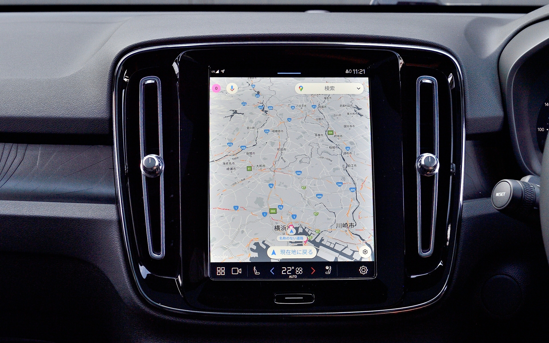 ボルボとして初めて完全なレザー(本革)フリーインテリアを実現。ボルボはC40 Rechargeを皮切りに今後すべてのBEVがレザーフリーになることをアナウンスしている。C40 RechargeにはGoogleと共同開発したAndroid OSをベースにした、新しいインフォテイメント・システムを搭載したデジタル・サービスを導入する。このデジタル・サービスにはGoogleのアプリとサービス、Volvo Cars app(テレマティクス・サービス/ボルボ・カーズ・アプリ)、ワイヤレス・スマートフォン・チャージへのアクセス、サービスを実行するために必要なすべてのデータ通信が含まれている