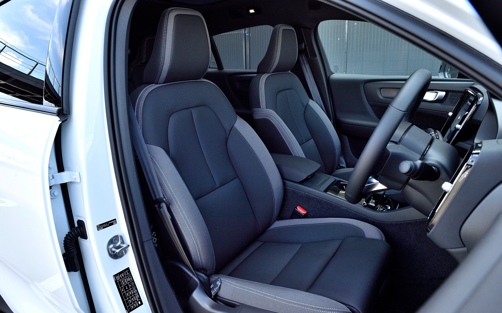 ボルボとして初めて完全なレザー(本革)フリーインテリアを実現。ボルボはC40 Rechargeを皮切りに今後すべてのBEVがレザーフリーになることをアナウンスしている。C40 RechargeにはGoogleと共同開発したAndroid OSをベースにした、新しいインフォテイメント・システムを搭載したデジタル・サービスを導入する。このデジタル・サービスにはGoogleのアプリとサービス、Volvo Cars app(テレマティクス・サービス/ボルボ・カーズ・アプリ)、ワイヤレス・スマートフォン・チャージへのアクセス、サービスを実行するために必要なすべてのデータ通信が含まれている