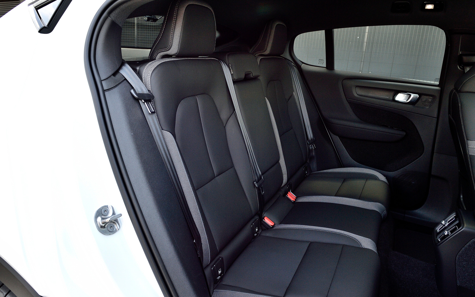 ボルボとして初めて完全なレザー(本革)フリーインテリアを実現。ボルボはC40 Rechargeを皮切りに今後すべてのBEVがレザーフリーになることをアナウンスしている。C40 RechargeにはGoogleと共同開発したAndroid OSをベースにした、新しいインフォテイメント・システムを搭載したデジタル・サービスを導入する。このデジタル・サービスにはGoogleのアプリとサービス、Volvo Cars app(テレマティクス・サービス/ボルボ・カーズ・アプリ)、ワイヤレス・スマートフォン・チャージへのアクセス、サービスを実行するために必要なすべてのデータ通信が含まれている