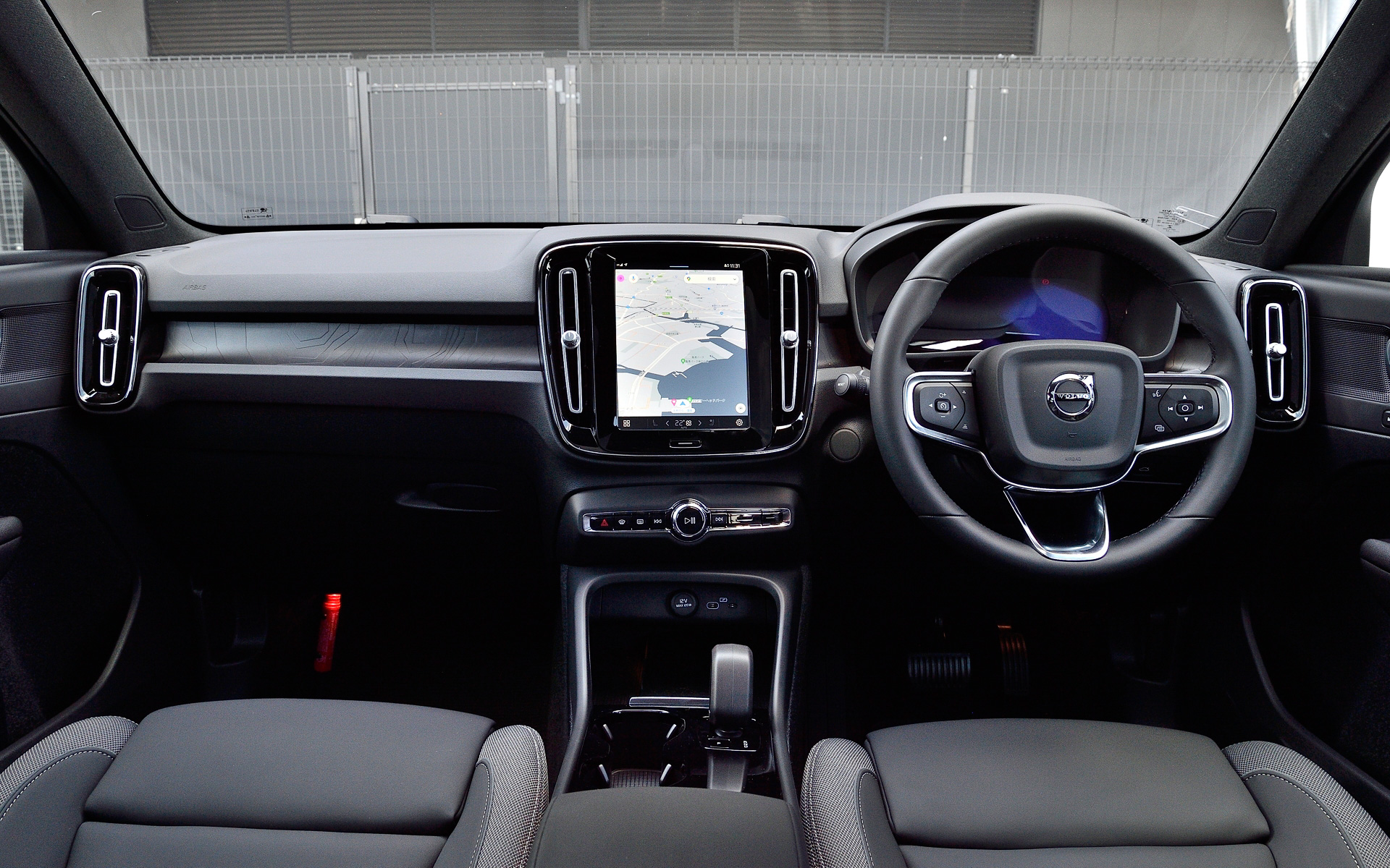 ボルボとして初めて完全なレザー(本革)フリーインテリアを実現。ボルボはC40 Rechargeを皮切りに今後すべてのBEVがレザーフリーになることをアナウンスしている。C40 RechargeにはGoogleと共同開発したAndroid OSをベースにした、新しいインフォテイメント・システムを搭載したデジタル・サービスを導入する。このデジタル・サービスにはGoogleのアプリとサービス、Volvo Cars app(テレマティクス・サービス/ボルボ・カーズ・アプリ)、ワイヤレス・スマートフォン・チャージへのアクセス、サービスを実行するために必要なすべてのデータ通信が含まれている