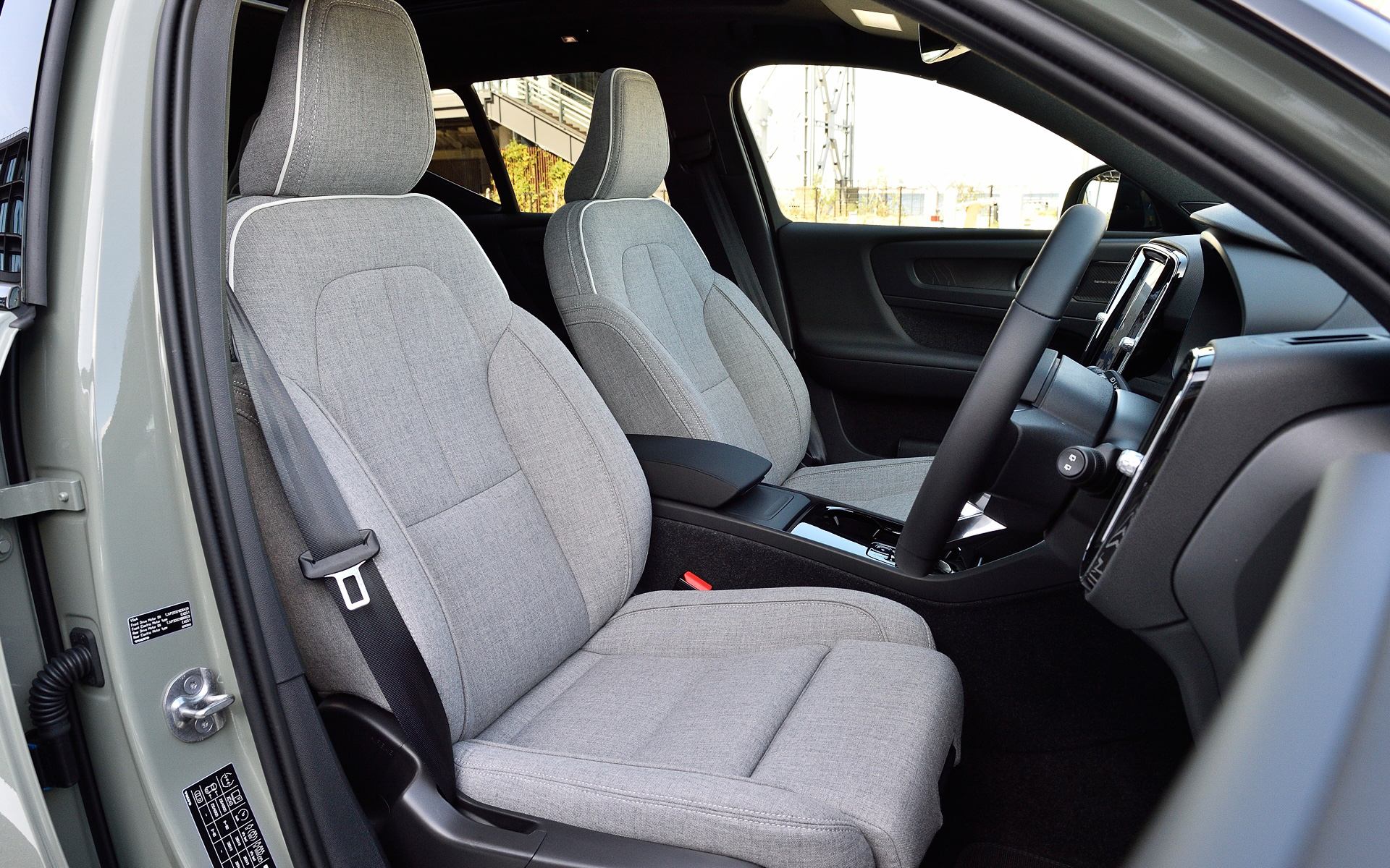 インテリアはレザー(本革)フリーとして、一部にリサイクル素材が使用されたスウェードテキスタイルと、洗練された感触のハイテク合成素材であるマイクロテックを組み合わせた新シート素材を採用。インフォテイメントシステムにはGoogleが搭載され、GoogleマップによるナビゲーションやGoogleアシスタントによる音声操作など、各種アプリケーションが利用できる「Googleアプリ/サービス」が利用可能。緊急通報サービスや故障通報サービスなどと連携する「Volvo Cars app(テレマティクス・サービス/ボルボ・カーズ・アプリ)」を採用している