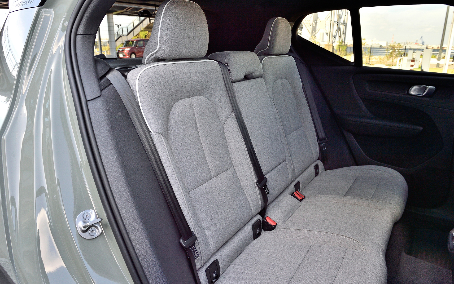 インテリアはレザー(本革)フリーとして、一部にリサイクル素材が使用されたスウェードテキスタイルと、洗練された感触のハイテク合成素材であるマイクロテックを組み合わせた新シート素材を採用。インフォテイメントシステムにはGoogleが搭載され、GoogleマップによるナビゲーションやGoogleアシスタントによる音声操作など、各種アプリケーションが利用できる「Googleアプリ/サービス」が利用可能。緊急通報サービスや故障通報サービスなどと連携する「Volvo Cars app(テレマティクス・サービス/ボルボ・カーズ・アプリ)」を採用している