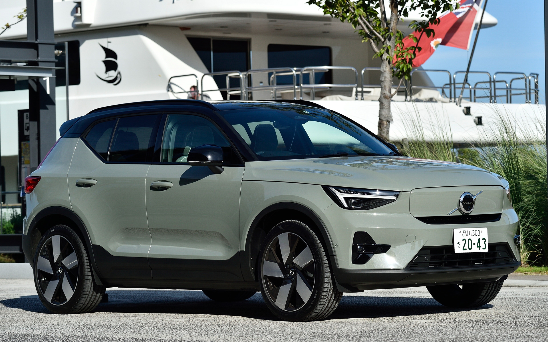 コンパクトシティSUV「XC40」のBEVモデル「XC40 Recharge」(739万円)。XC40 RechargeはXC40から採用を開始したCMAプラットフォームをベースに、駆動用バッテリ搭載やエンジンの非搭載化に合わせて、フロントセクションやフロア構造をBEV専用設計としたモデル。エクステリアでも新デザインのフロントフェイスやホイールデザインなどを採用。ボディサイズは4440×1875×1650mm(全長×全幅×全高)、ホイールベースは2700mm。前輪と後輪それぞれにモーターを搭載し、合計最高出力は300kW(408PS)/4350-1万3900rpm、最大トルク660Nm(67.3kgfm)/0-4350rpmを発生するAWDパワートレーンを採用。搭載する駆動用バッテリ容量は78kWhで、航続可能距離は484km