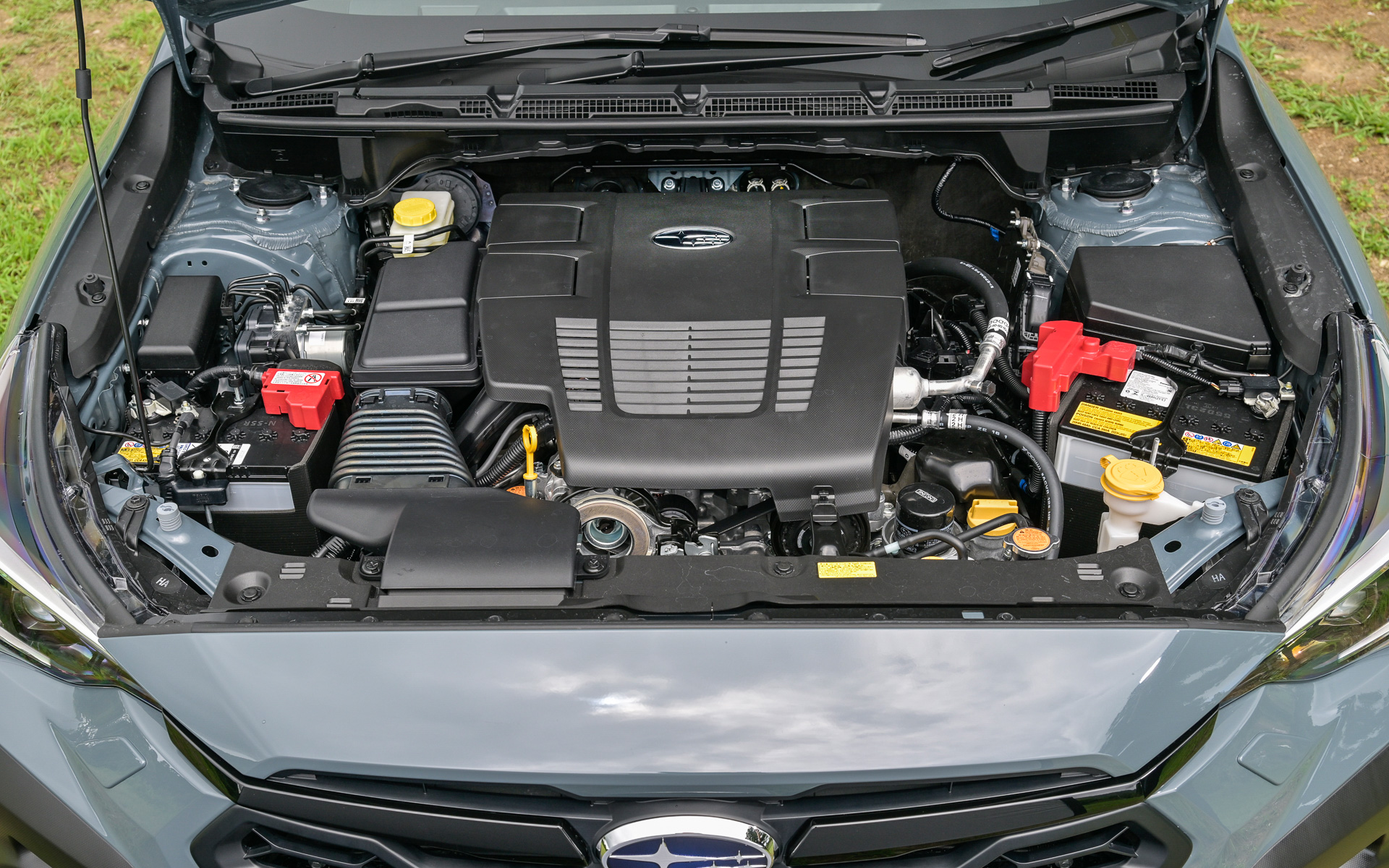 エンジンは水平対向4気筒2.0リッターエンジン＋モーターのe-BOXER