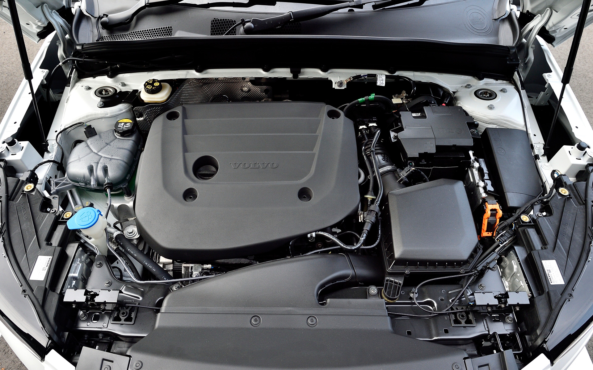 直列4気筒DOHC 2.0リッター直噴ターボエンジンは最高出力145kW（197PS）/4750-5250rpm、最大トルク300Nm（30.6kgfm）/1500-4500rpmを発生。モーター出力は10kW/3000rpm、40Nm/2250rpm。WLTCモード燃費は14.2km/Lとなっている