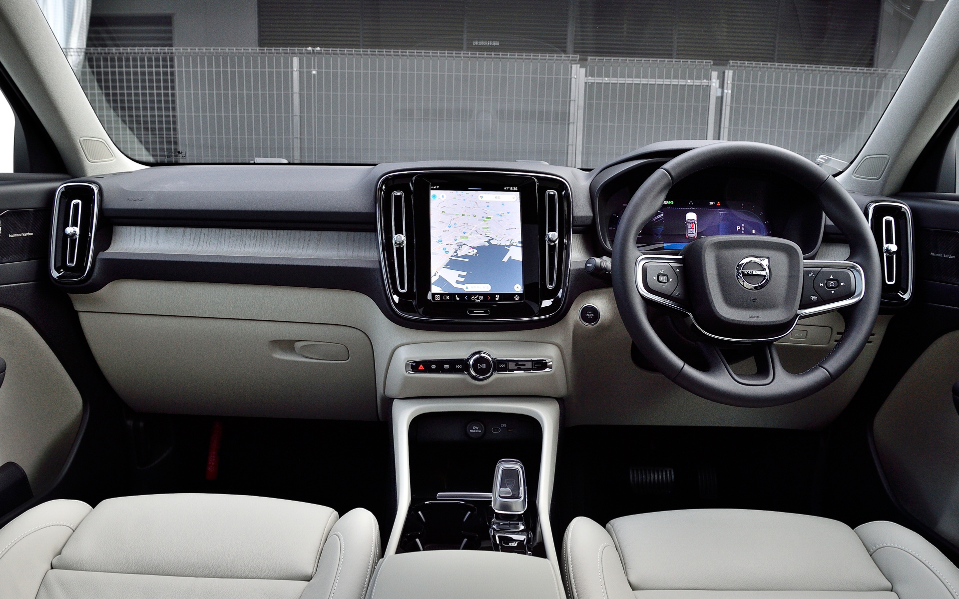 2021年秋に「XC60」から導入されたGoogle搭載の新インフォテイメントシステムは全車に標準装備。ドライバーディスプレイ（メーターパネル）と連携するGoogle マップによるナビゲーションや、Google アシスタントによる音声操作、さらに各種アプリケーションが利用できる「Google アプリ/サービス」と、緊急通報サービスならびに故障通報サービスなどと連携する「Volvo Cars app（テレマティクス・サービス/ボルボ・カーズ・アプリ）」が全車で利用できる