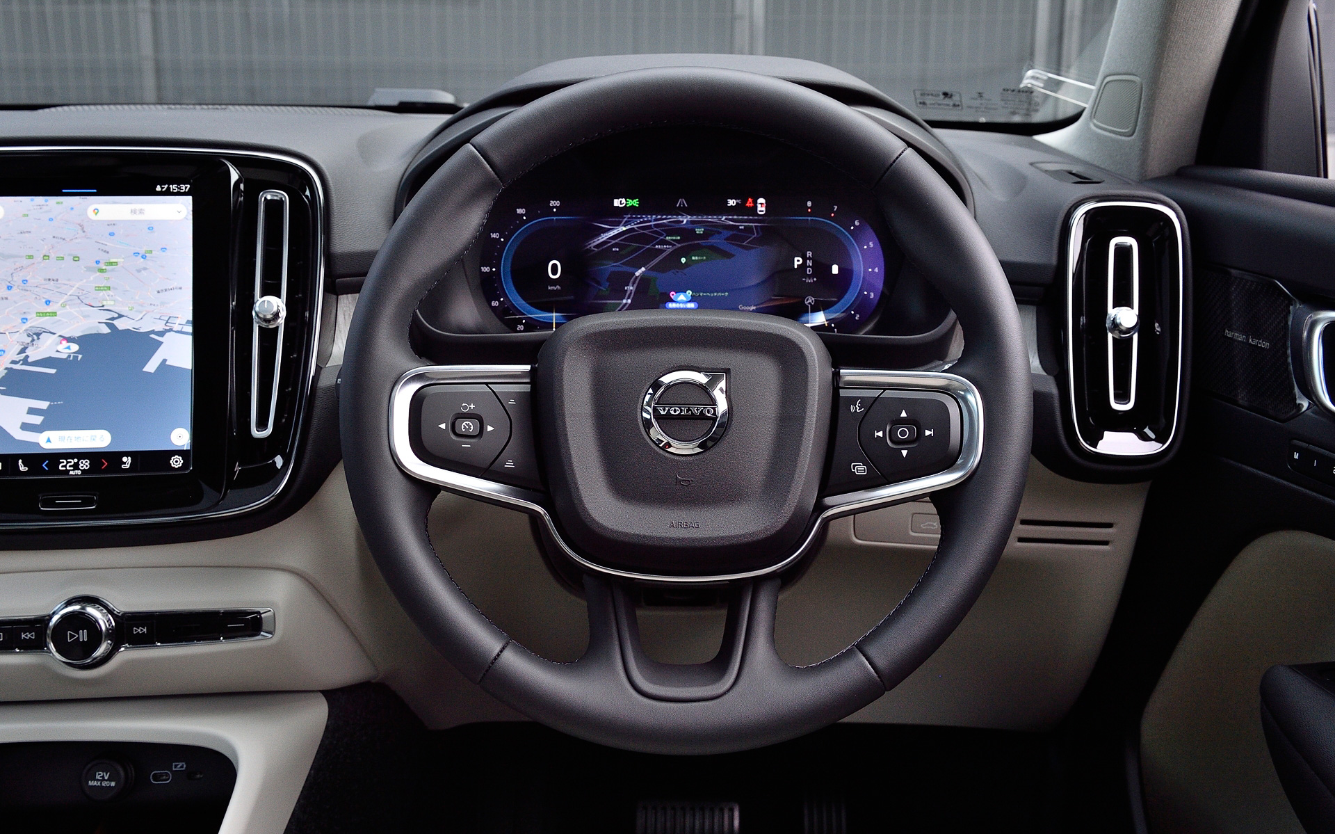 2021年秋に「XC60」から導入されたGoogle搭載の新インフォテイメントシステムは全車に標準装備。ドライバーディスプレイ（メーターパネル）と連携するGoogle マップによるナビゲーションや、Google アシスタントによる音声操作、さらに各種アプリケーションが利用できる「Google アプリ/サービス」と、緊急通報サービスならびに故障通報サービスなどと連携する「Volvo Cars app（テレマティクス・サービス/ボルボ・カーズ・アプリ）」が全車で利用できる