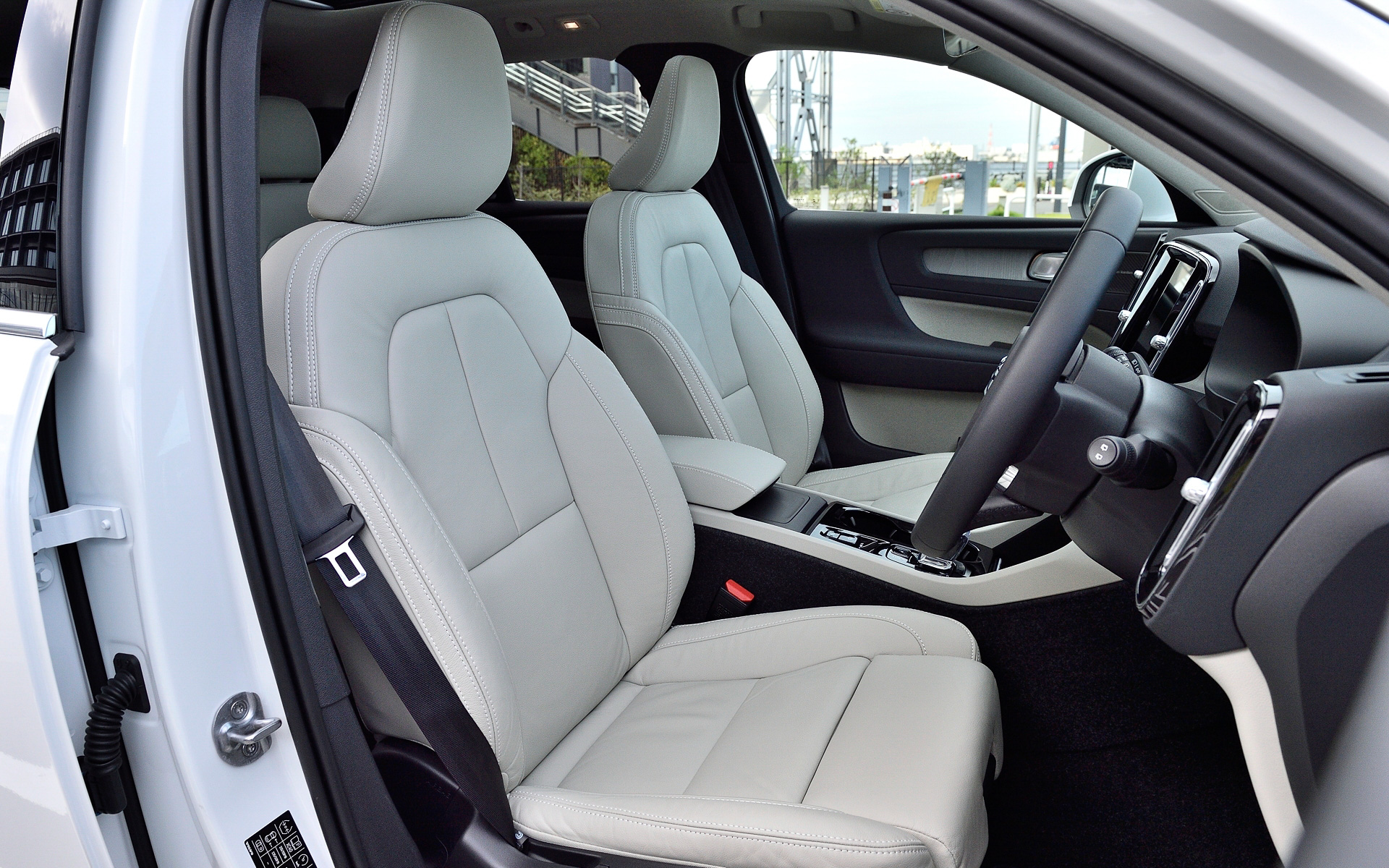 2021年秋に「XC60」から導入されたGoogle搭載の新インフォテイメントシステムは全車に標準装備。ドライバーディスプレイ（メーターパネル）と連携するGoogle マップによるナビゲーションや、Google アシスタントによる音声操作、さらに各種アプリケーションが利用できる「Google アプリ/サービス」と、緊急通報サービスならびに故障通報サービスなどと連携する「Volvo Cars app（テレマティクス・サービス/ボルボ・カーズ・アプリ）」が全車で利用できる