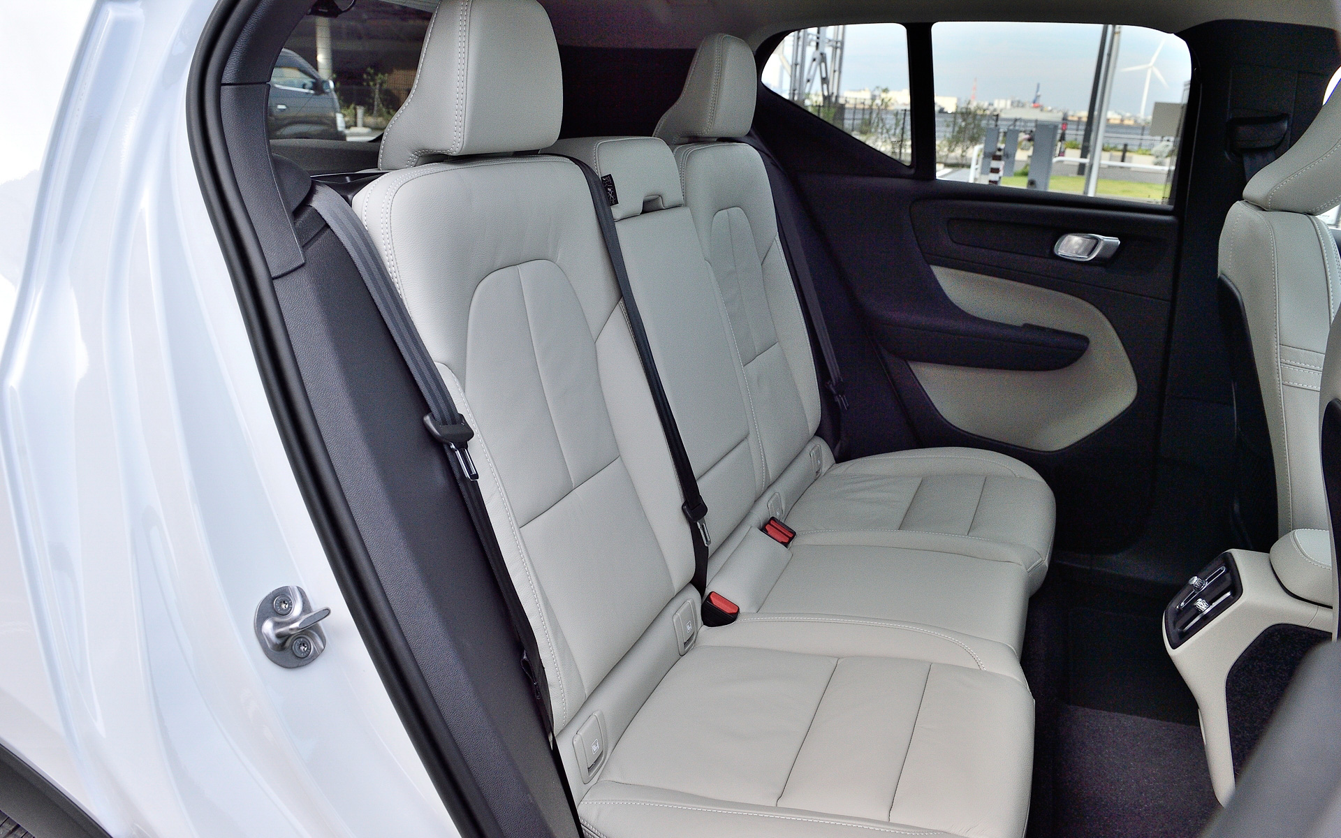 2021年秋に「XC60」から導入されたGoogle搭載の新インフォテイメントシステムは全車に標準装備。ドライバーディスプレイ（メーターパネル）と連携するGoogle マップによるナビゲーションや、Google アシスタントによる音声操作、さらに各種アプリケーションが利用できる「Google アプリ/サービス」と、緊急通報サービスならびに故障通報サービスなどと連携する「Volvo Cars app（テレマティクス・サービス/ボルボ・カーズ・アプリ）」が全車で利用できる