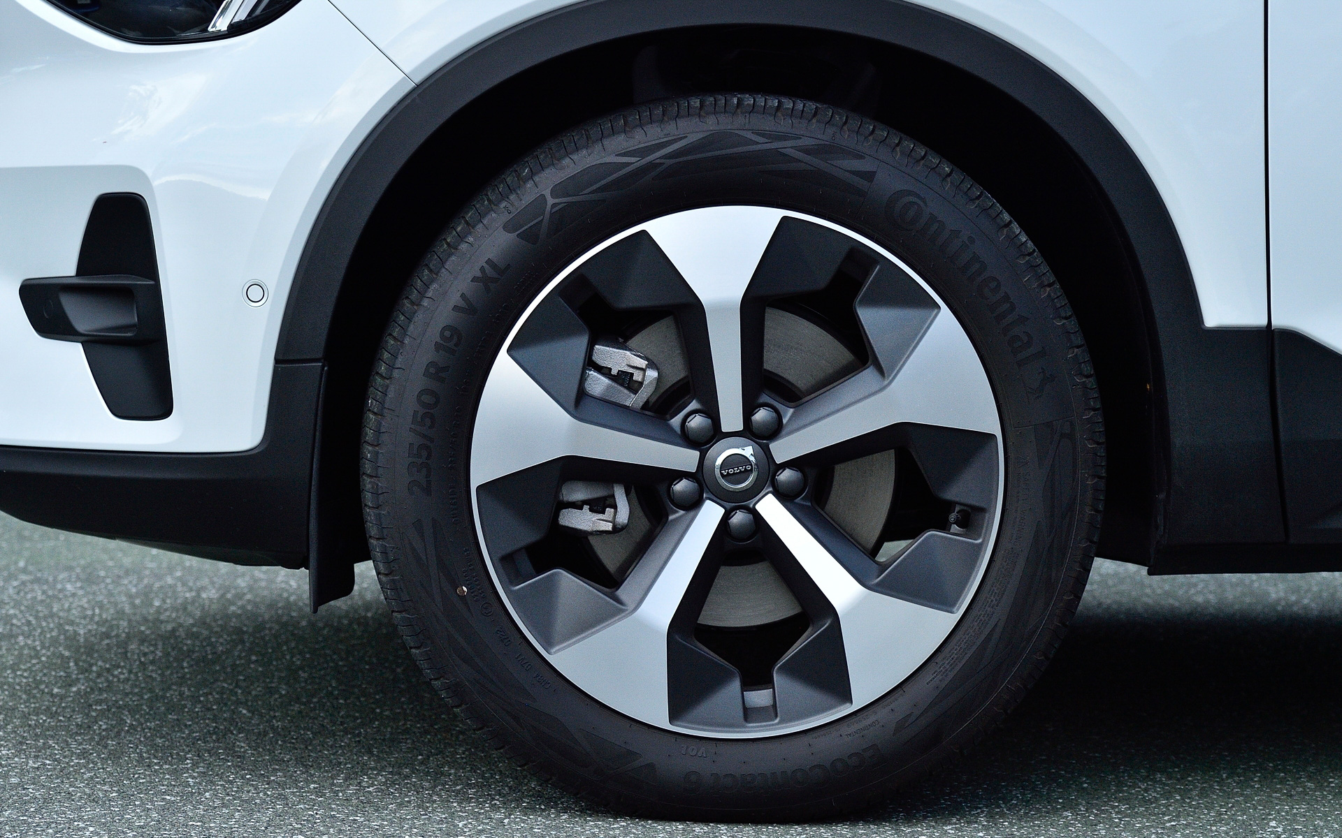 ULTIMATEでは19インチアルミホイールを標準装備（タイヤはコンチネンタル「エココンタクト6」でサイズは235/50R19）