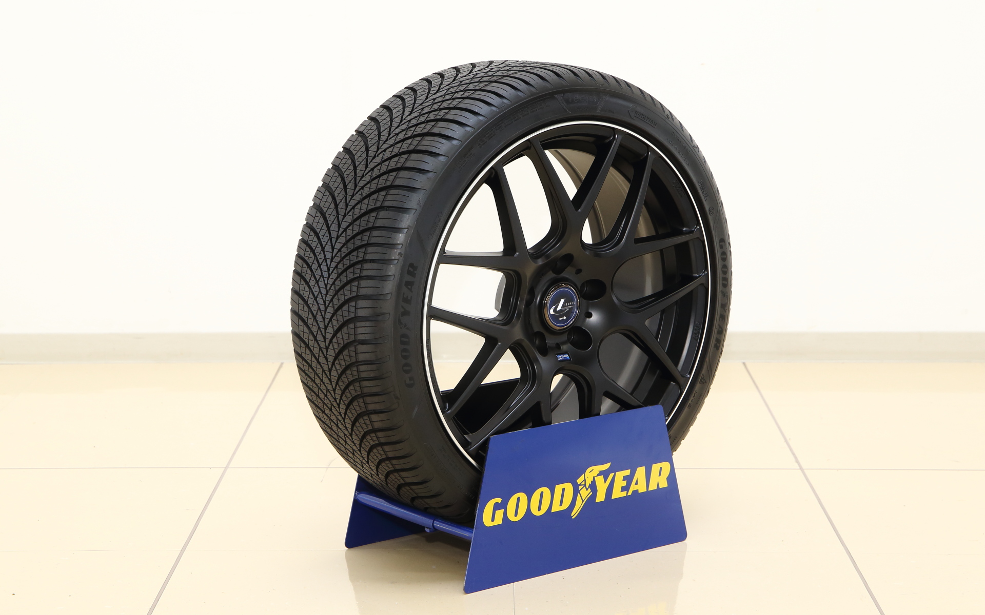 グッドイヤー「Vector 4Seasons Gen-3」は欧州で研究・開発、生産される2022年に発売されたオールシーズンタイヤ。従来の「Vector 4seasons Hybrid」からセンターリブが廃止され、ブロックには多くの切り込みが入れられる。サイドウォールには浅雪用を示す「M＋S」（マッド＆スノー）が刻印されるとともに、欧米では「M＋S」以上に冬道性能が高いスノータイヤと認められている「スノーフレークマーク」が入る