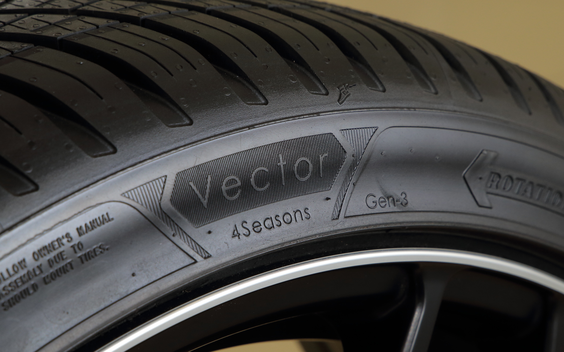 グッドイヤー「Vector 4Seasons Gen-3」は欧州で研究・開発、生産される2022年に発売されたオールシーズンタイヤ。従来の「Vector 4seasons Hybrid」からセンターリブが廃止され、ブロックには多くの切り込みが入れられる。サイドウォールには浅雪用を示す「M＋S」（マッド＆スノー）が刻印されるとともに、欧米では「M＋S」以上に冬道性能が高いスノータイヤと認められている「スノーフレークマーク」が入る