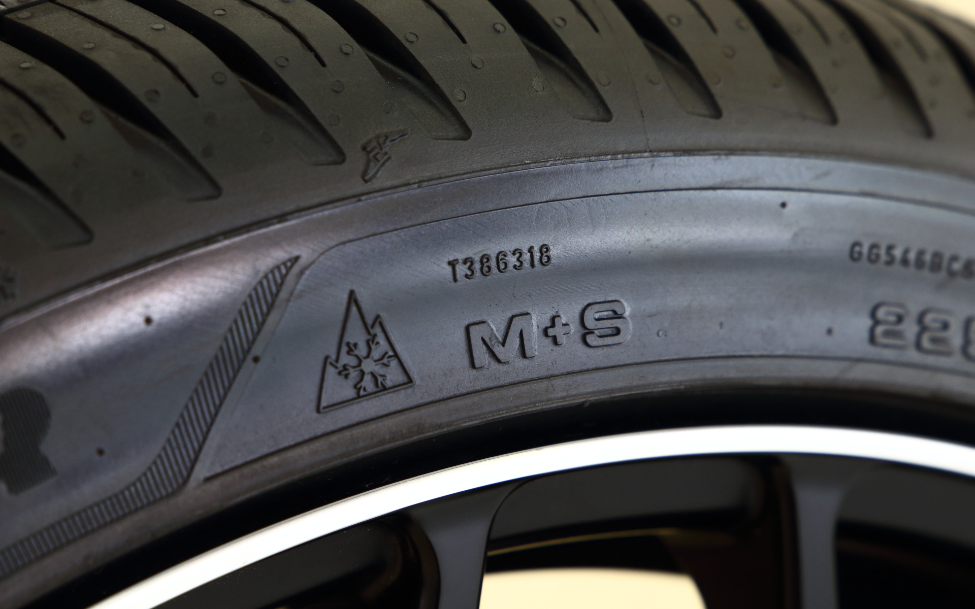 グッドイヤー「Vector 4Seasons Gen-3」は欧州で研究・開発、生産される2022年に発売されたオールシーズンタイヤ。従来の「Vector 4seasons Hybrid」からセンターリブが廃止され、ブロックには多くの切り込みが入れられる。サイドウォールには浅雪用を示す「M＋S」（マッド＆スノー）が刻印されるとともに、欧米では「M＋S」以上に冬道性能が高いスノータイヤと認められている「スノーフレークマーク」が入る