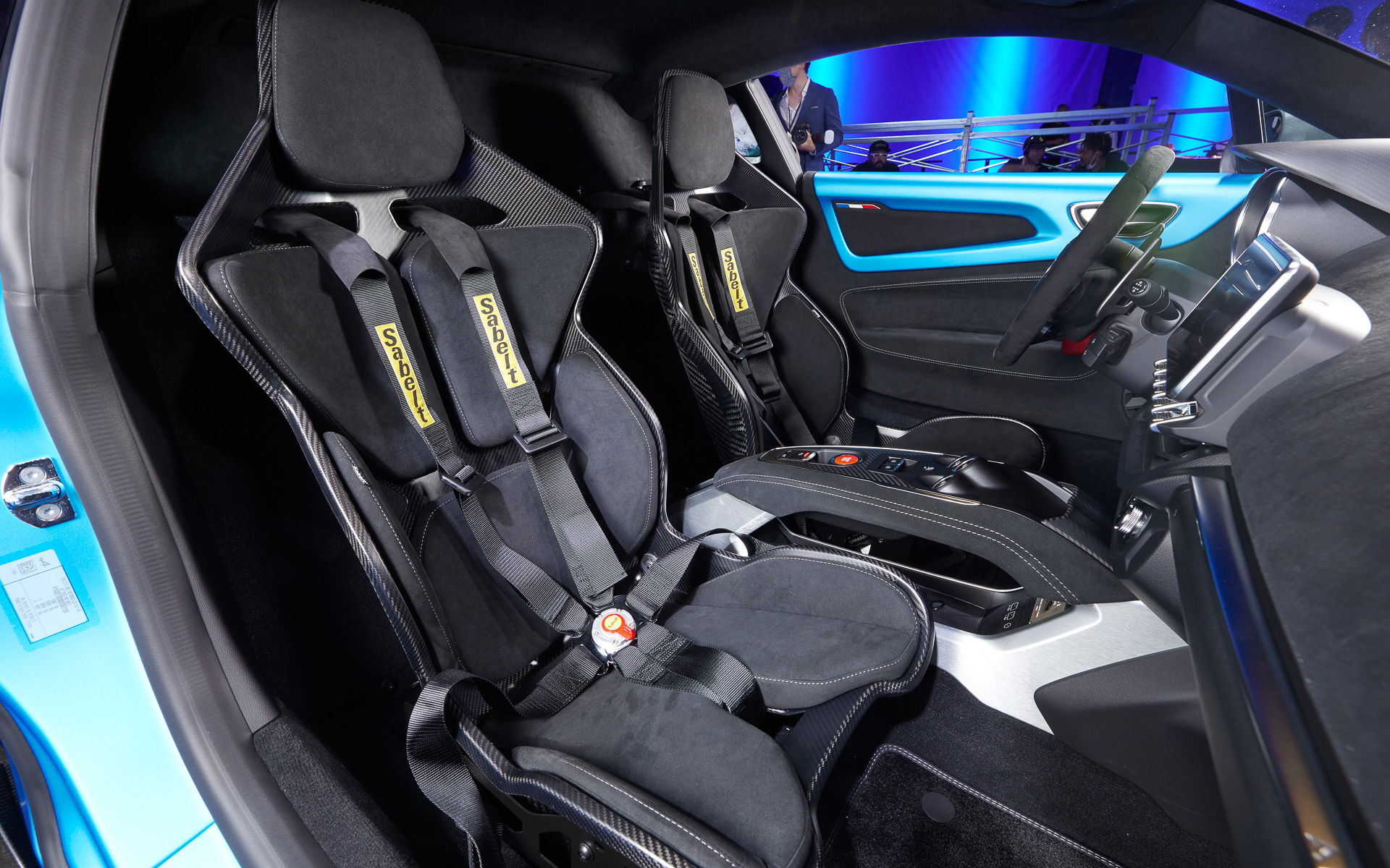 フルカーボンモノコックバケットシートを採用