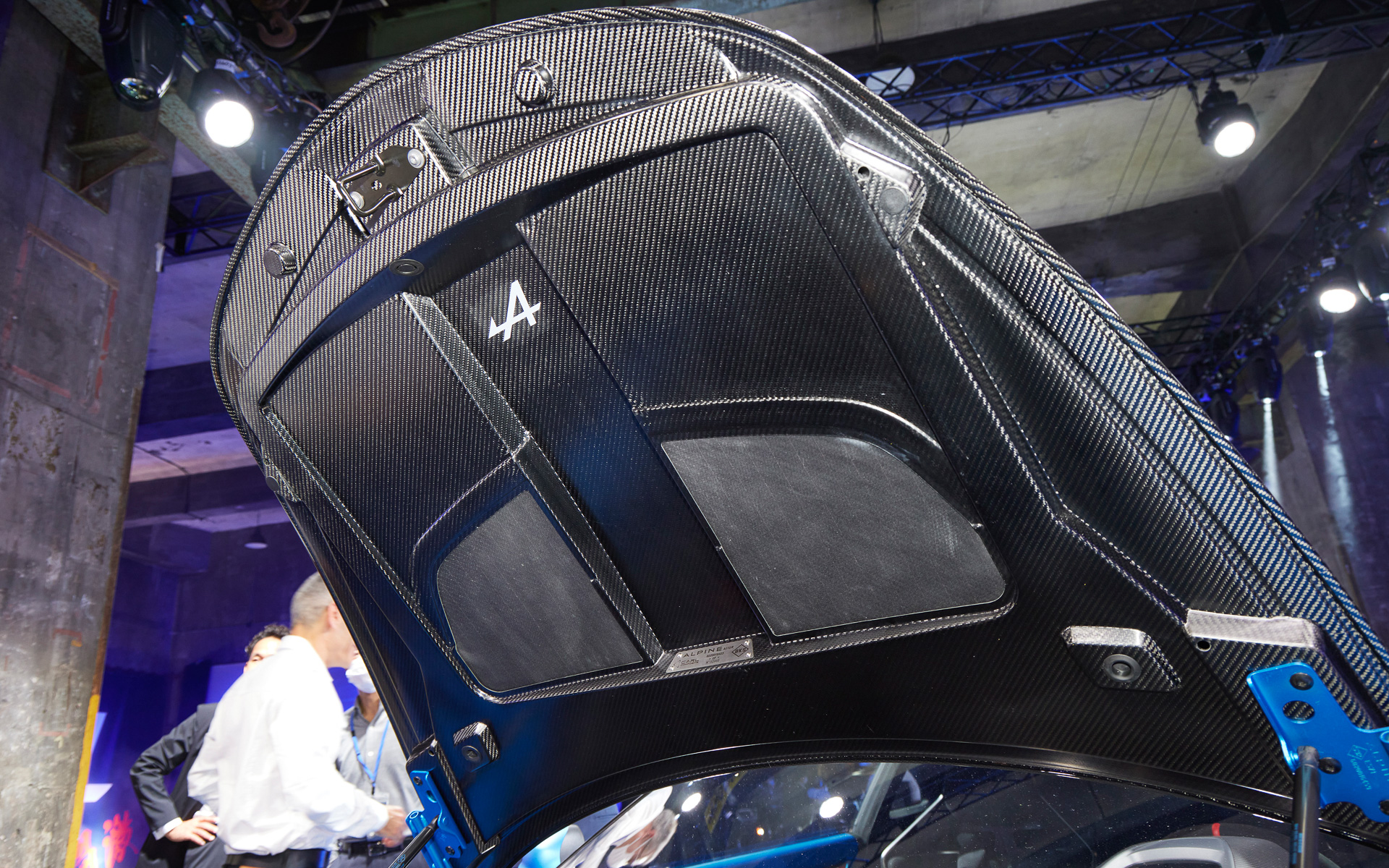 カーボン製リアフードの内側