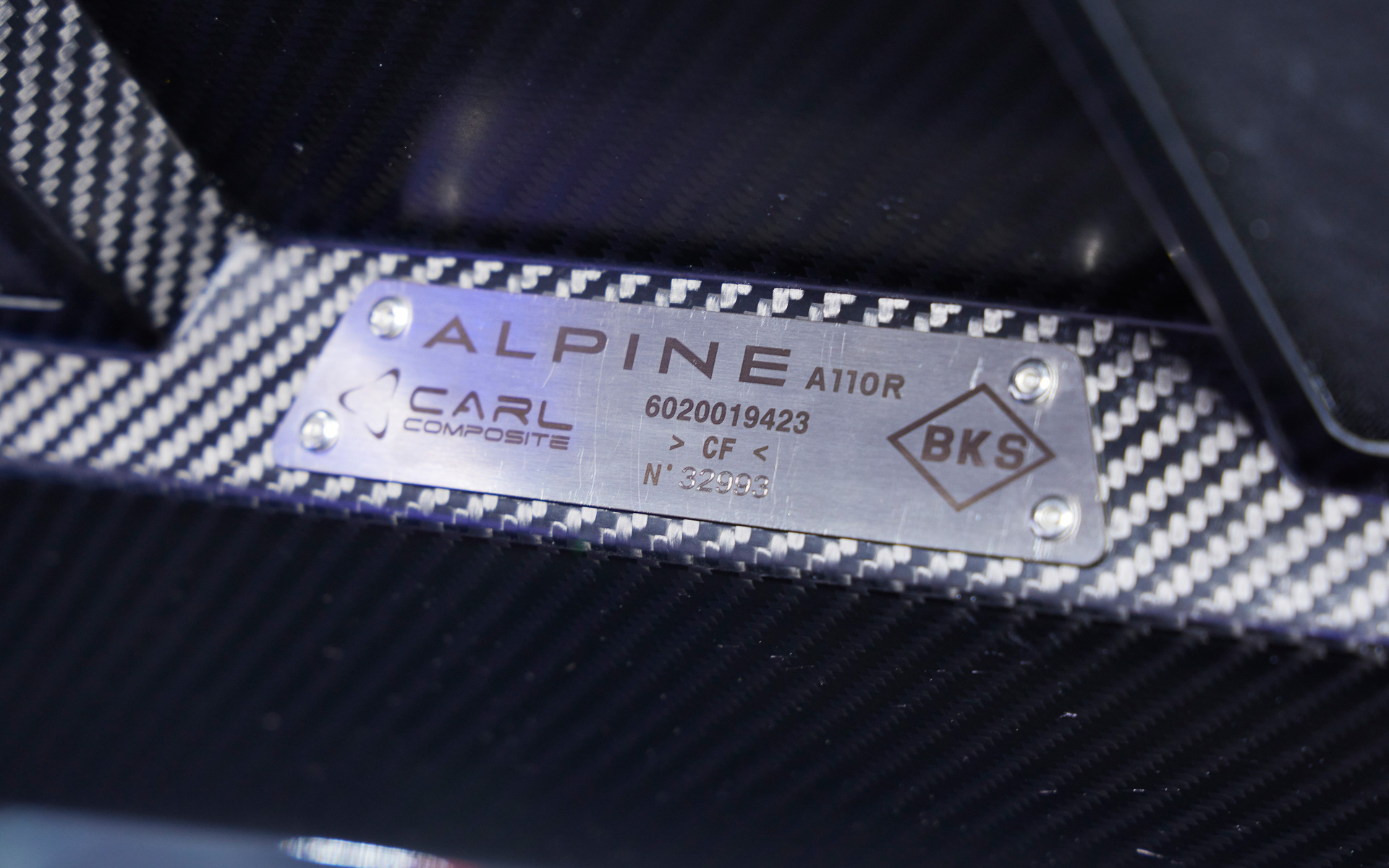 リアフードにはシリアルナンバーが刻印されたプレートが付く