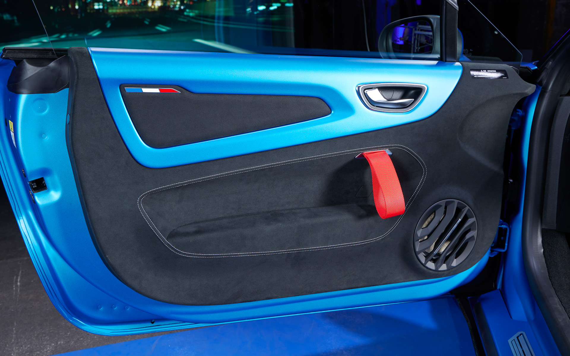 カーボン製ドア