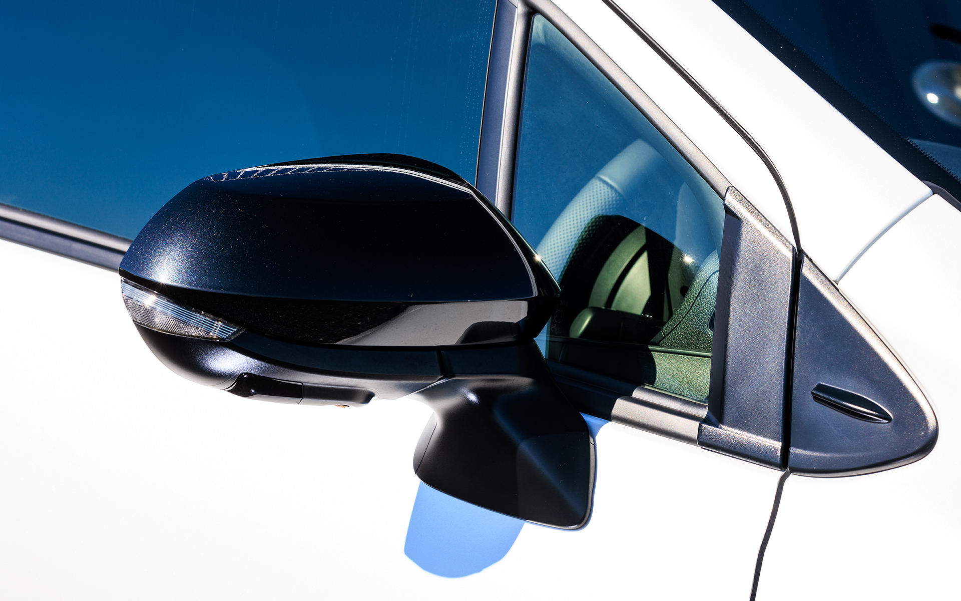 スポーツイメージの高いブラックのサイドミラー