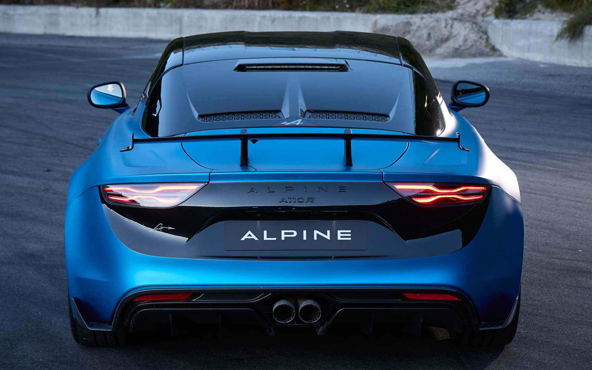 ボンネット、リアフード、リアバンパーを2トーン仕様とすることで、標準モデルとの差別化が図られている