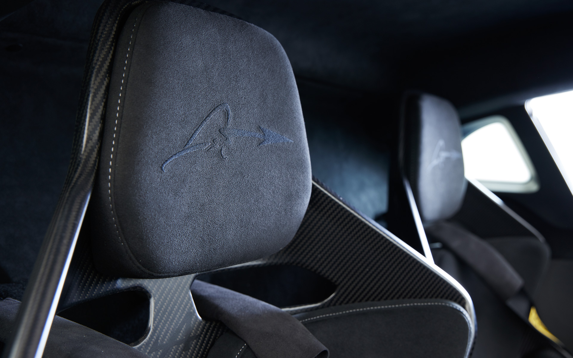 フェルナンド・アロンソ選手のサインロゴ入りヘッドレスト