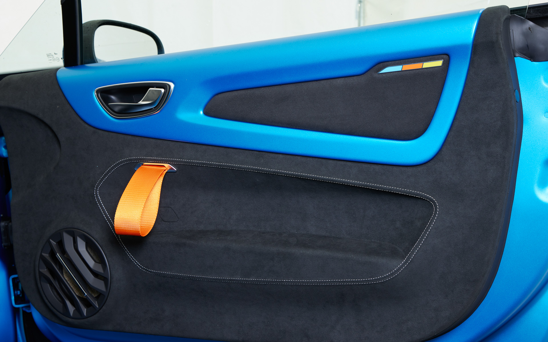 ドアのインナーとピラーにはアロンソ選手をイメージしたイエロー/オレンジ/ブルーの専用エンブレムが配されるほかドアハンドルもオレンジ色となる