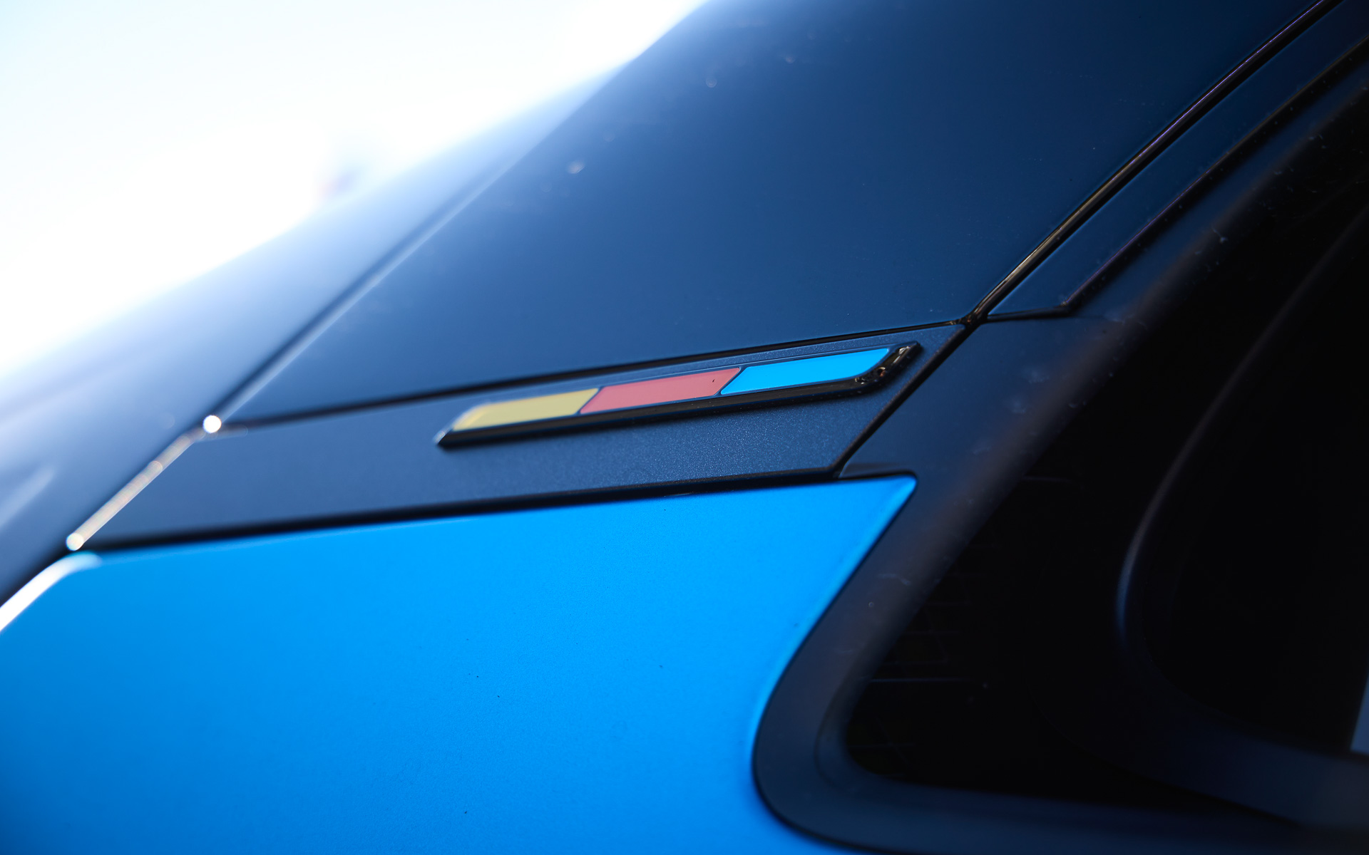 ドアのインナーとピラーにはアロンソ選手をイメージしたイエロー/オレンジ/ブルーの専用エンブレムが配されるほかドアハンドルもオレンジ色となる