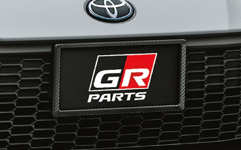 「GRカーボンナンバーフレーム」装着イメージ（写真はGR86）