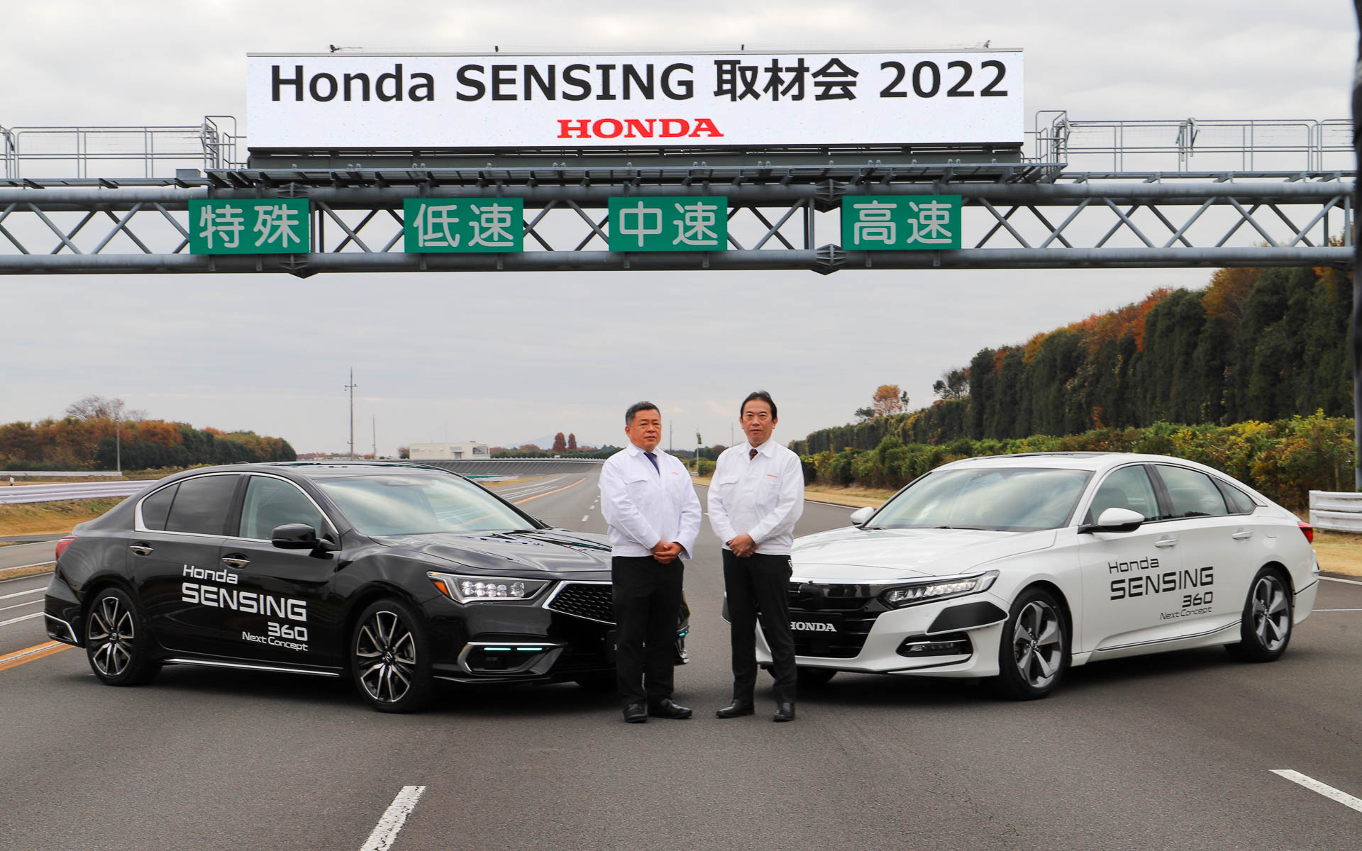 ホンダのテストコースにてHonda SENSING 360 Next Conceptの試作車と。本田技研工業株式会社 経営企画統括部 安全規格部 部長の髙石秀明氏（左）、事業開発本部ソフトウェアデファインドモビリティ開発統括部 執行職の玉川裕氏（右）