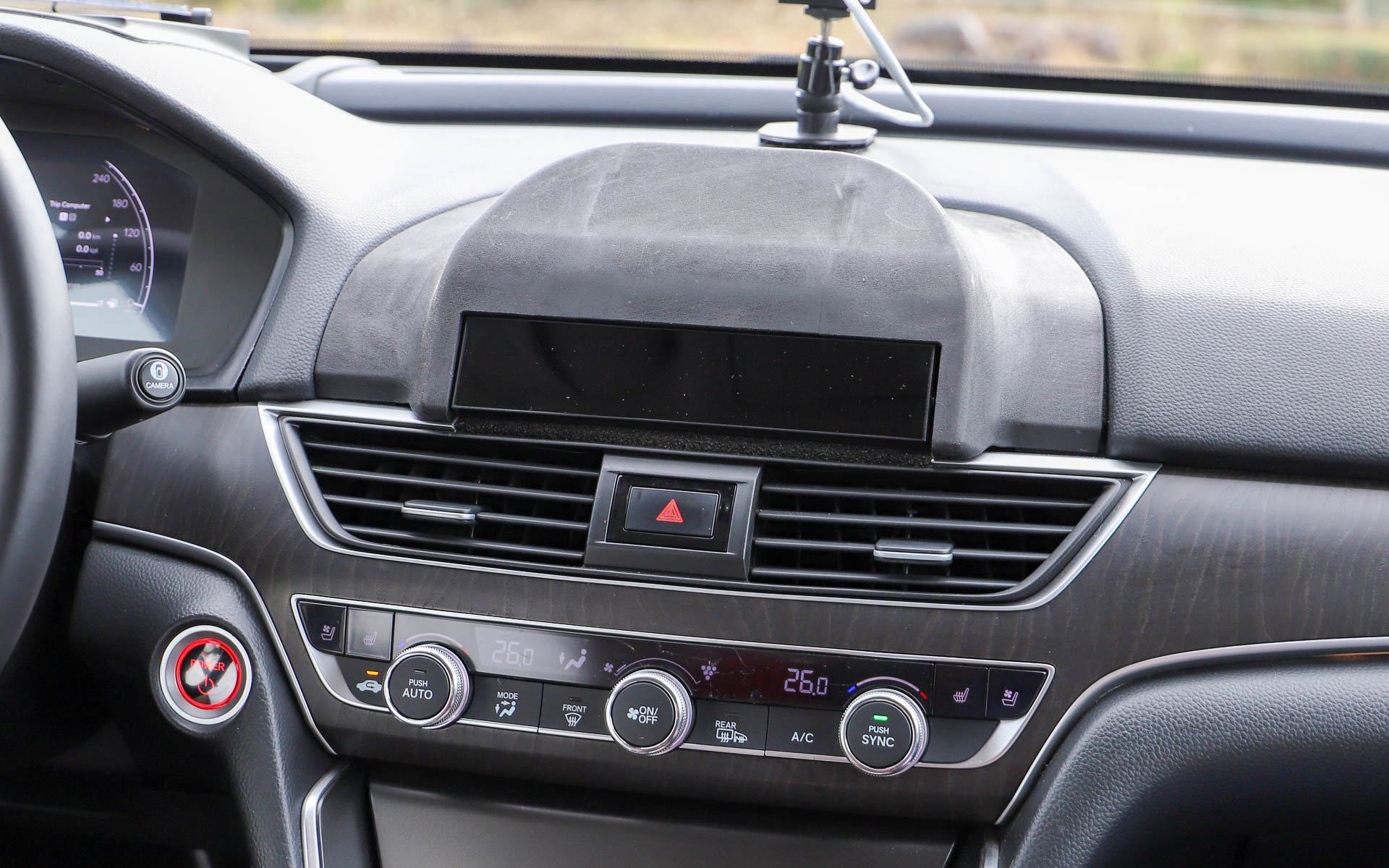 ドライバーモニターがダッシュボード上にあり、ドライバーの状態をモニターする