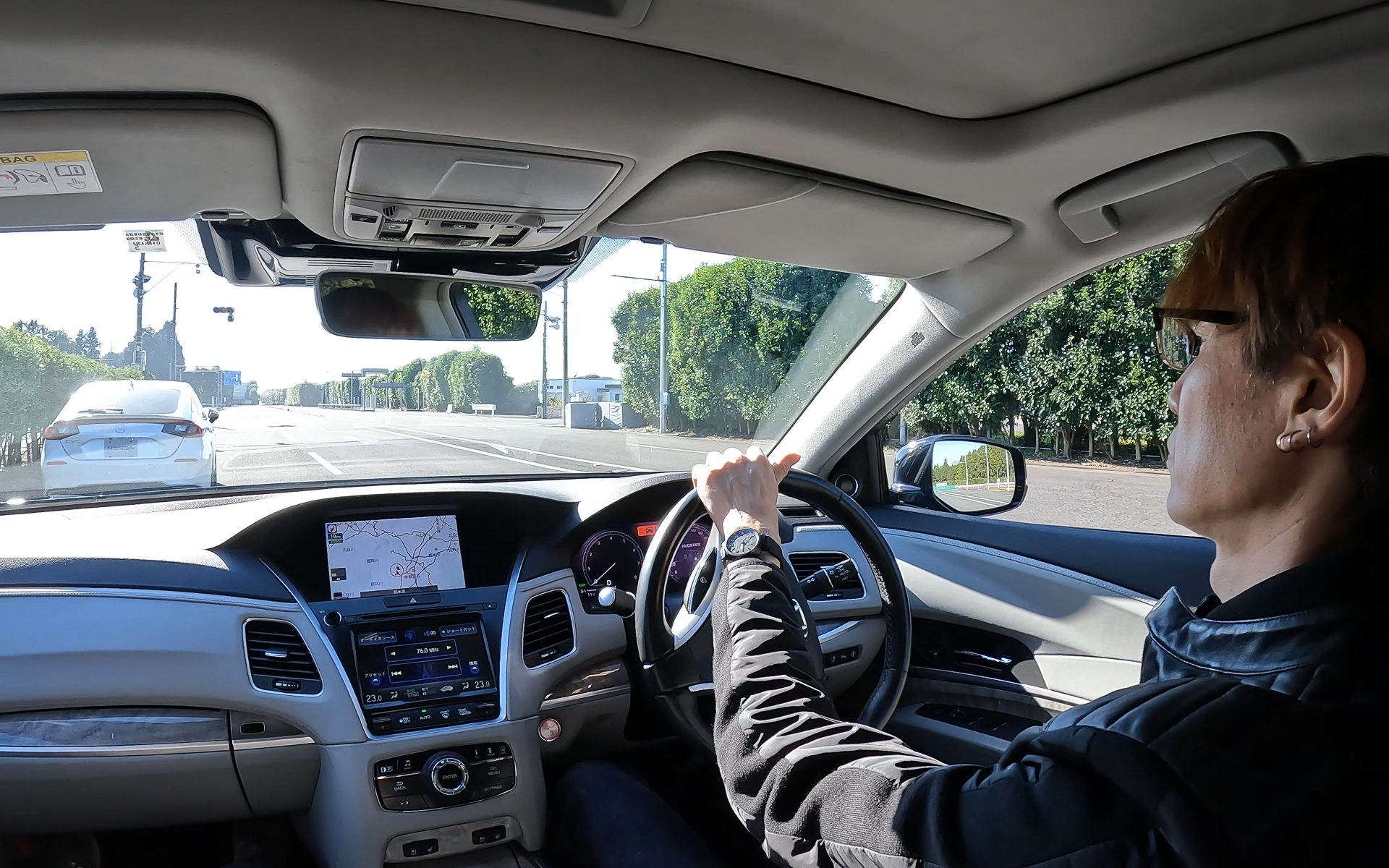 ドライバーに注意を促すようメーターパネルに警告が表示される