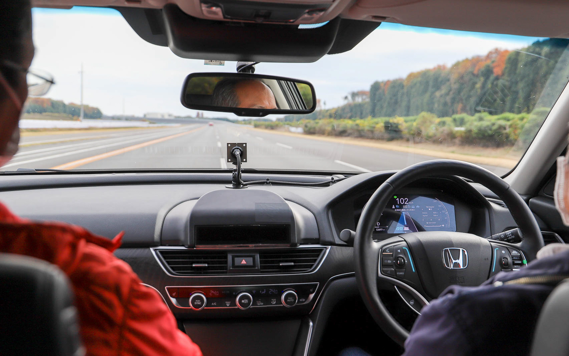 実際に運転席に座り、ステアリング操作なしで走行中