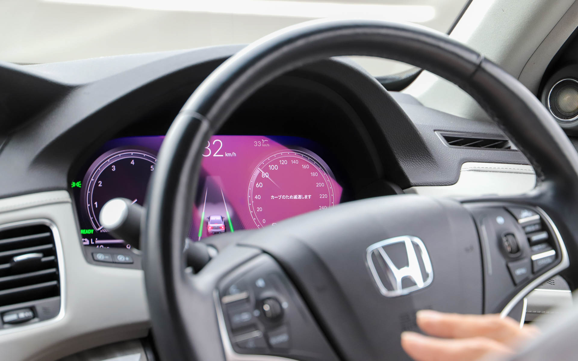 ハンズオフ走行中、カーブでは自動で減速する