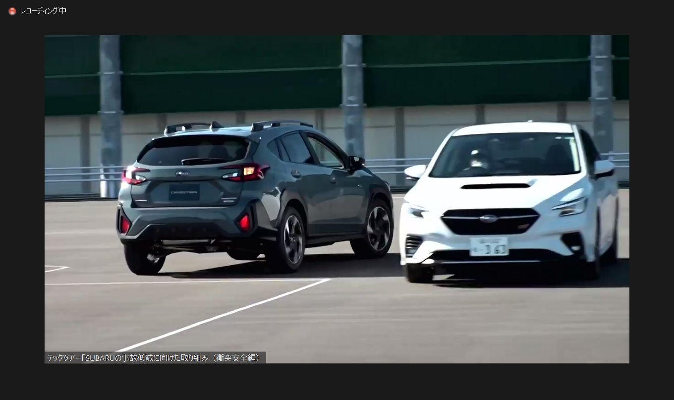 続いては右折時。直進する対向車が通過したあと、通過車両による死角から横断者が出てくるというシチュエーション。後続車が来る前に右折したいとの焦りから横断する歩行者を見落とす危険性が出てくるとの説明