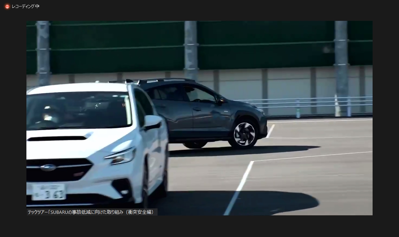 続いては右折時。直進する対向車が通過したあと、通過車両による死角から横断者が出てくるというシチュエーション。後続車が来る前に右折したいとの焦りから横断する歩行者を見落とす危険性が出てくるとの説明