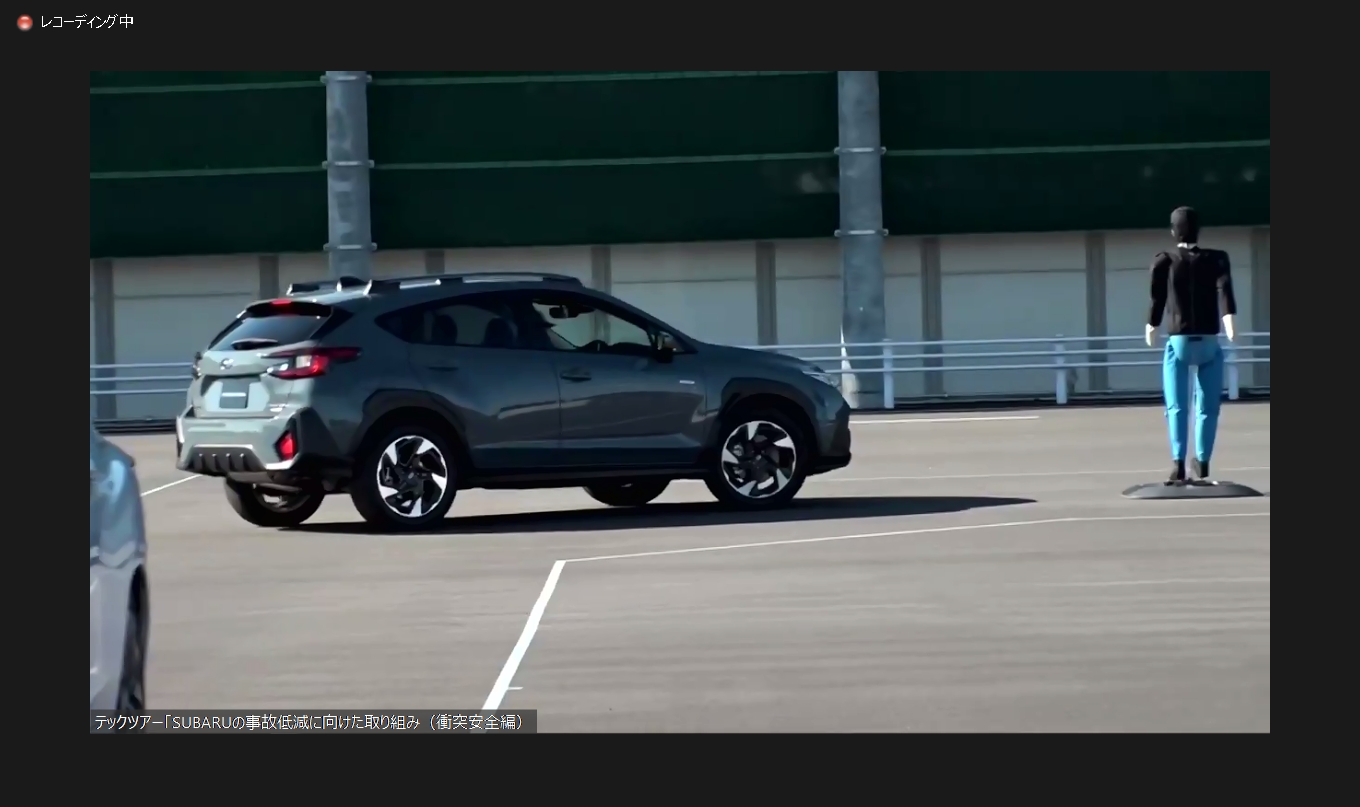 続いては右折時。直進する対向車が通過したあと、通過車両による死角から横断者が出てくるというシチュエーション。後続車が来る前に右折したいとの焦りから横断する歩行者を見落とす危険性が出てくるとの説明