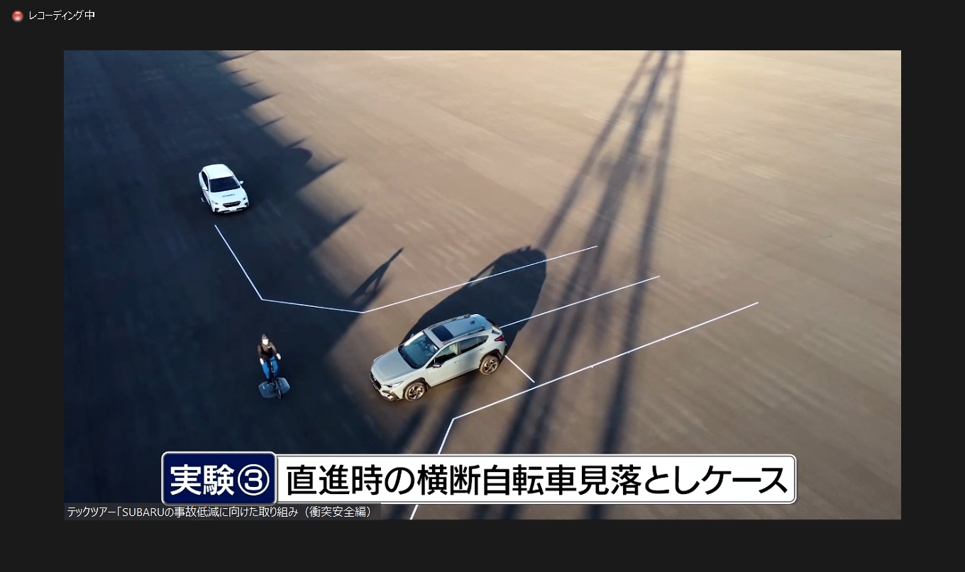 自転車（ダミー）が対象となるプリクラッシュブレーキの作動テスト。かなり見通しのいい状況だが、ステアリングを握っている安藤氏の目線では、駐車車両と運転席側のAピラーが立て続けに死角となり、衝突被害軽減ブレーキが作動する直前まで自転車を視認できなかったとのこと