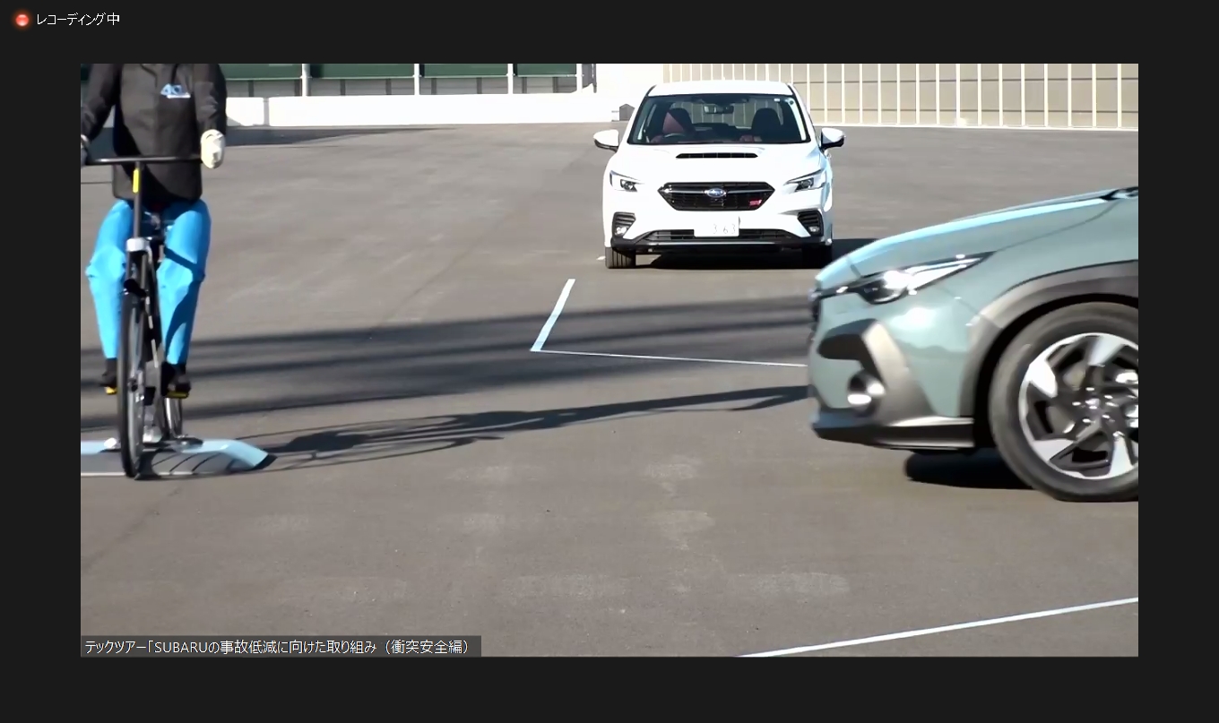 自転車（ダミー）が対象となるプリクラッシュブレーキの作動テスト。かなり見通しのいい状況だが、ステアリングを握っている安藤氏の目線では、駐車車両と運転席側のAピラーが立て続けに死角となり、衝突被害軽減ブレーキが作動する直前まで自転車を視認できなかったとのこと