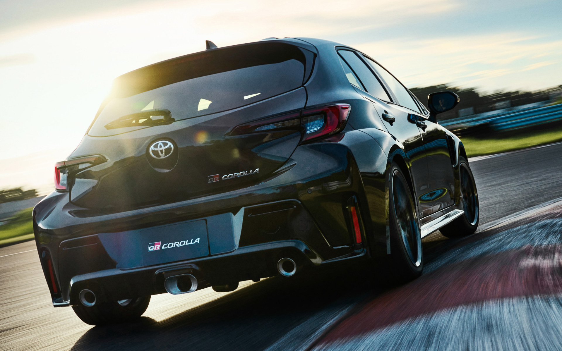 ボディサイズは4410×1850×1480mm（全長×全幅×全高）、ホイールベースは2640mm。車両総重量は1745kg、最小回転半径は5.5m