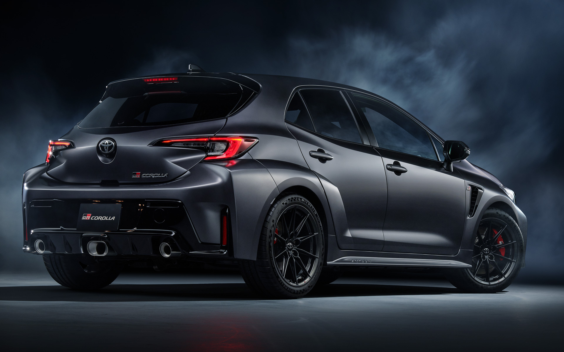 モリゾウ エディション。ボディカラーはマットスティール。車両総重量は1550kgとRZよりも195kg軽い