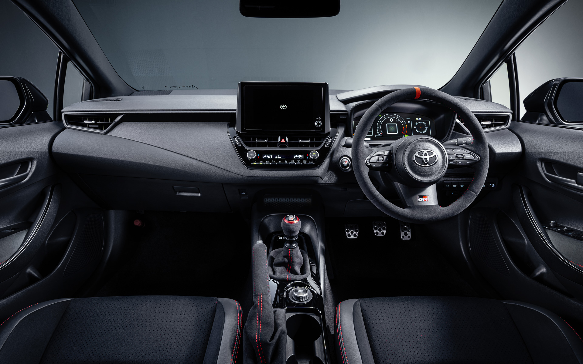 モリゾウエディションのコクピット。内装色はブラック×レッド