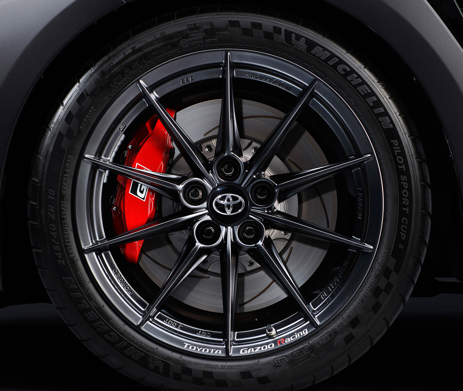 タイヤは245/40ZR18でミシュラン「パイロットスポーツ CUP2」を装着。ホイールはBBS製18×8.5J鍛造アルミホイールを採用する